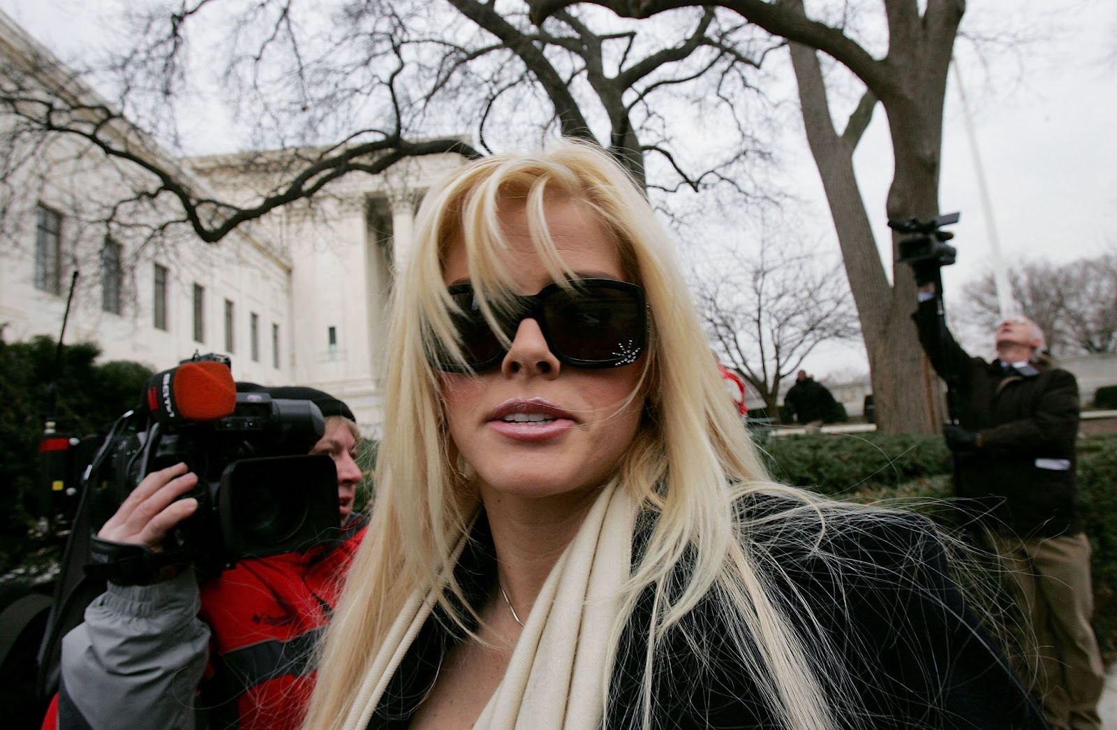 Anna Nicole Smith en el Tribunal Supremo de EE.UU. el 28 de febrero de 2006, en Washington, DC. | Fuente: Getty Images