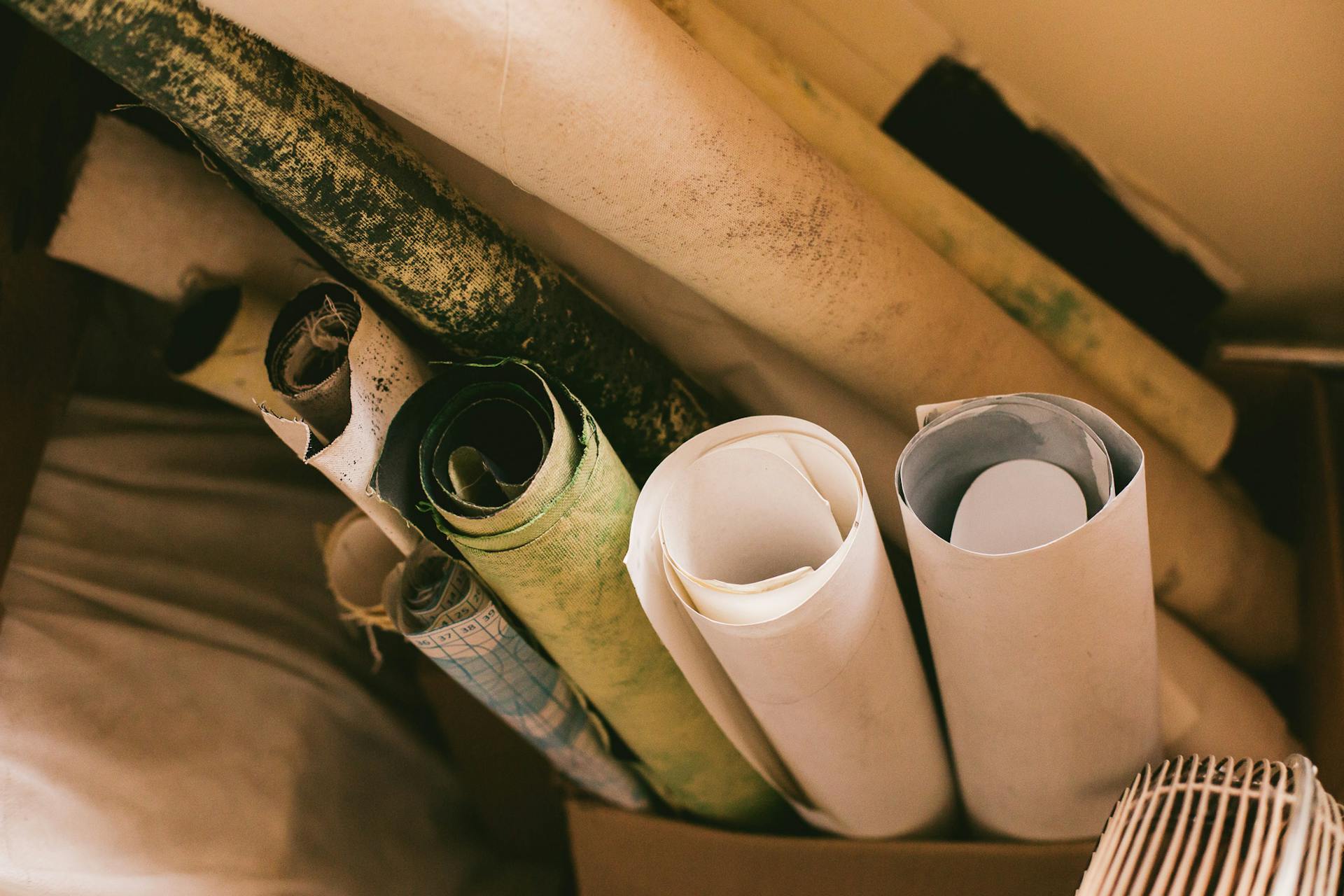 Hojas de papel enrolladas | Fuente: Pexels