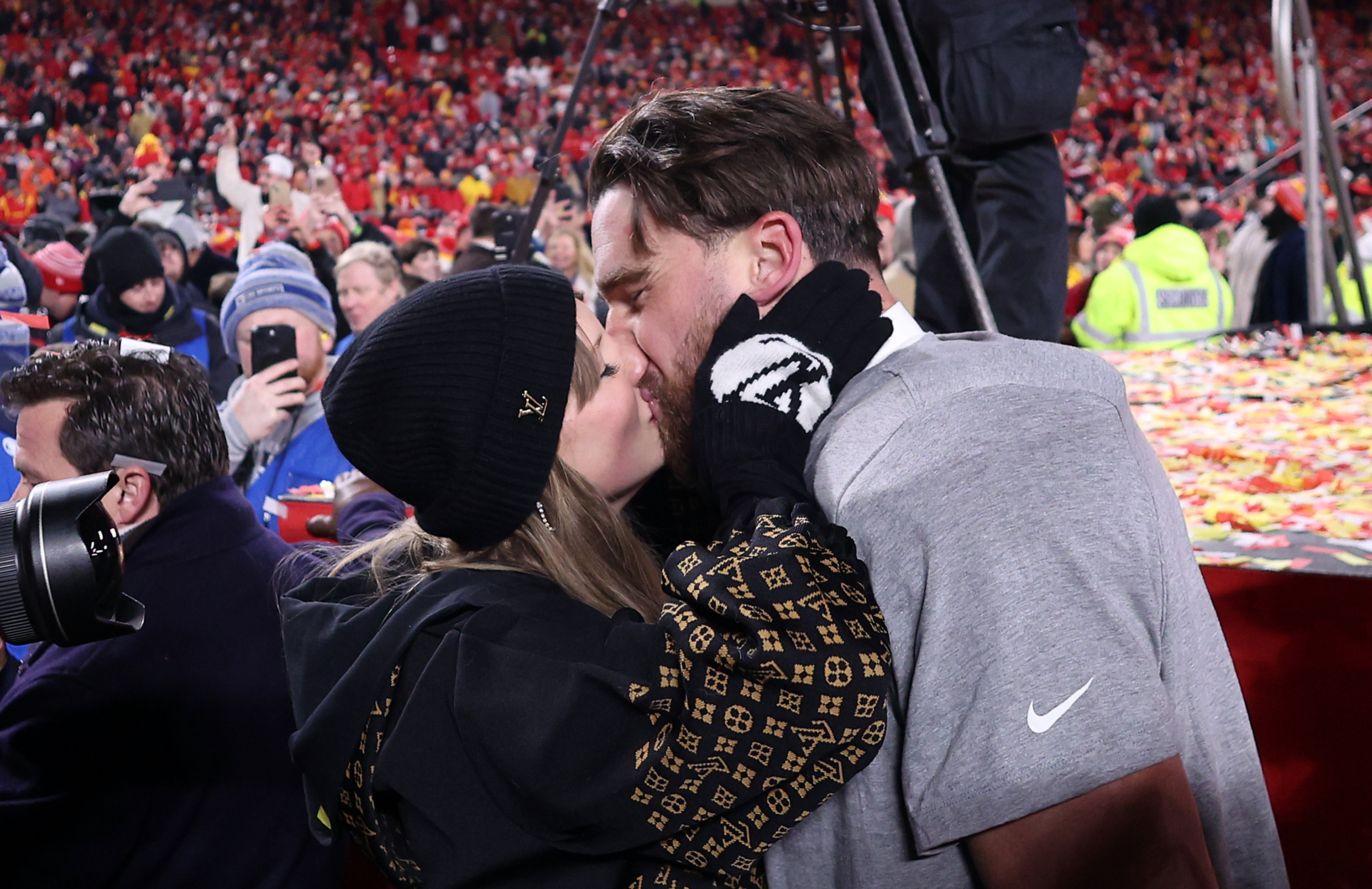 Taylor Swift besa a Travis Kelce durante el AFC Championship Game en el GEHA Field at Arrowhead Stadium el 26 de enero de 2025, en Kansas City, Missouri. | Fuente: Getty Images