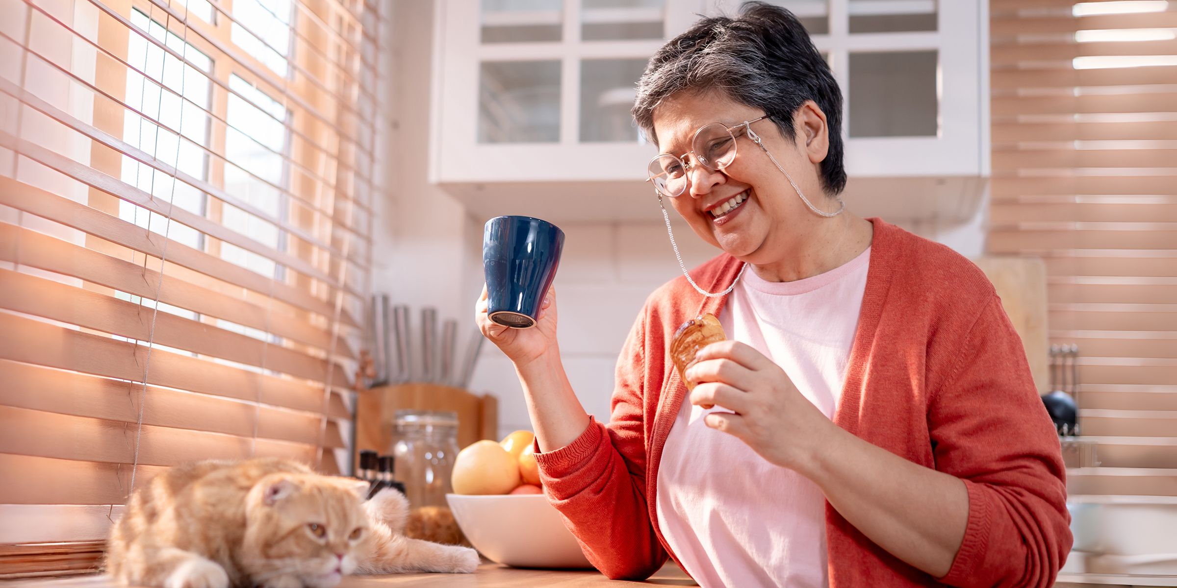 Una abuela sonriente en una cocina | Fuente: Shutterstock