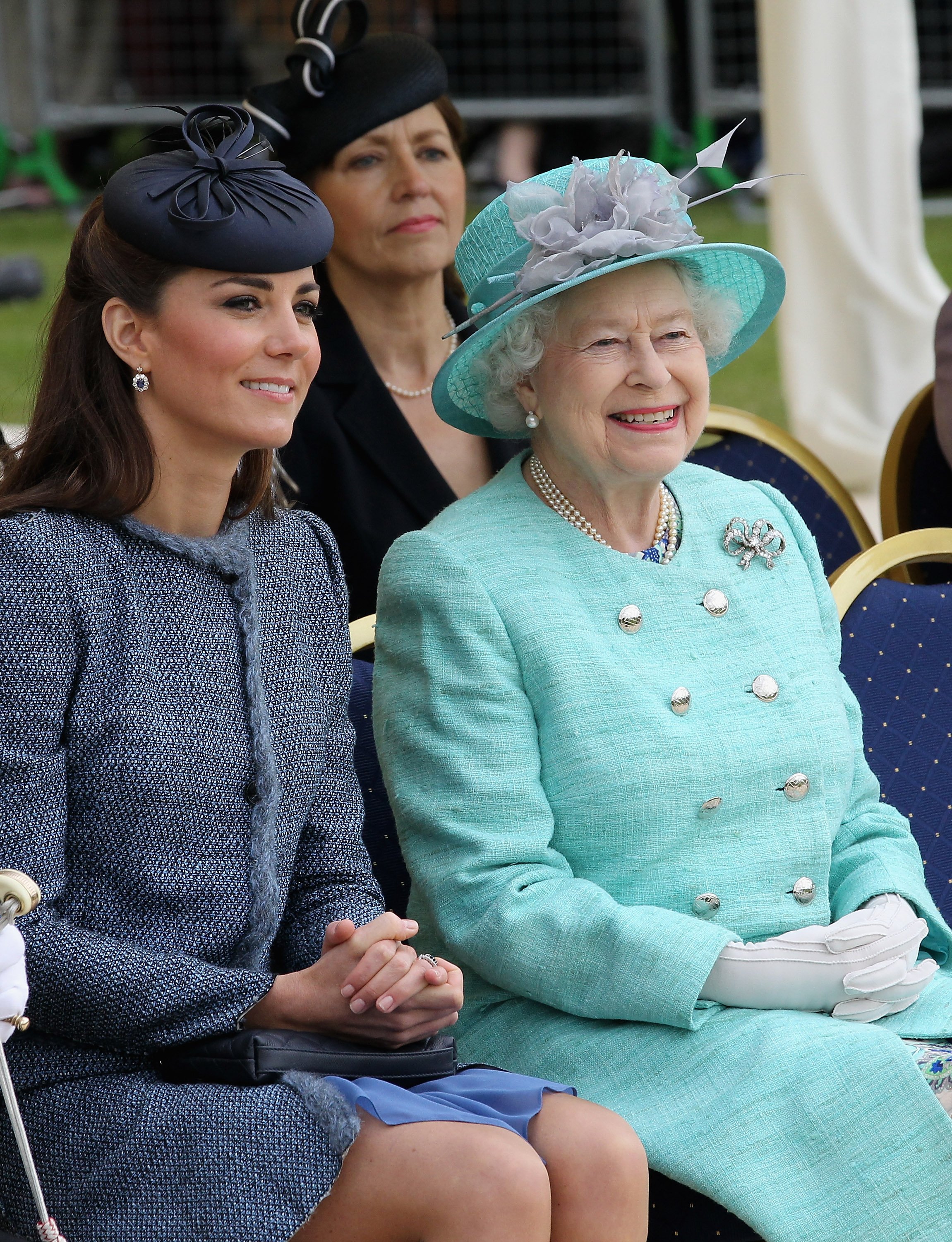 Kate, duquesa de Cambridge y la reina Elizabeth II sonríen mientras visitan Vernon Park durante una visita del Jubileo de Diamante a Nottingham el 13 de junio de 2012 en Nottingham, Inglaterra | Foto: Getty Images