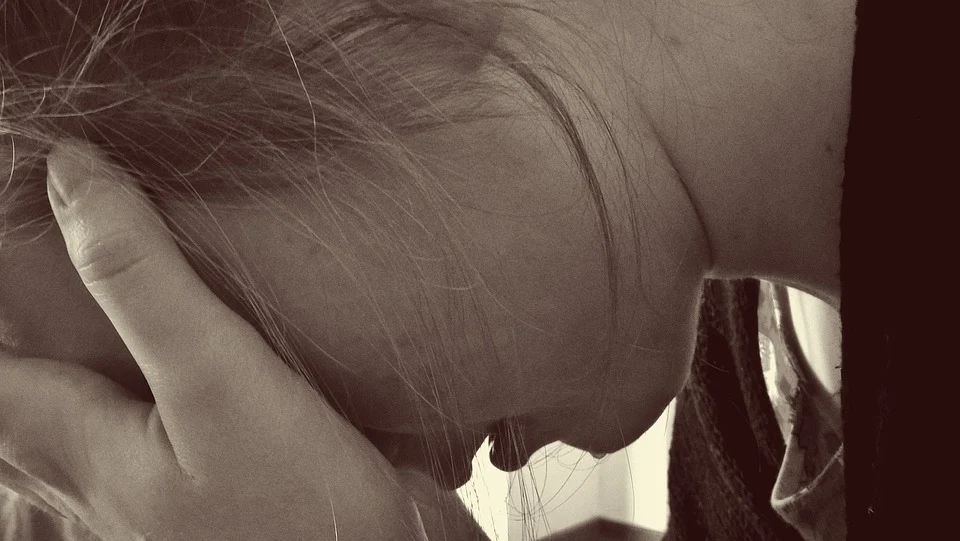 Mujer llorando con las manos sobre su rostro. | Foto: Pixabay