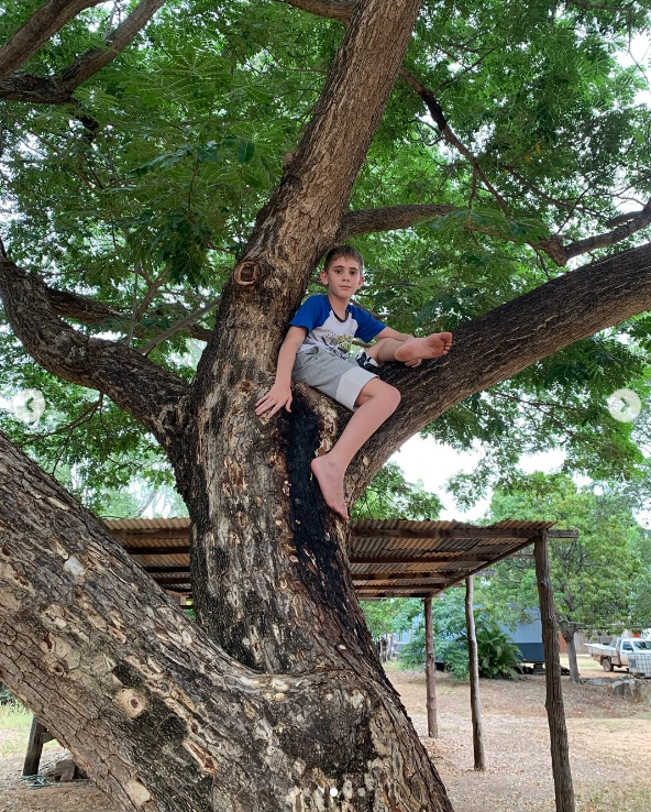Uno de los hijos de Virginia Giuffre posando en un árbol | Fuente: Instagram/virginiarobertsrising11