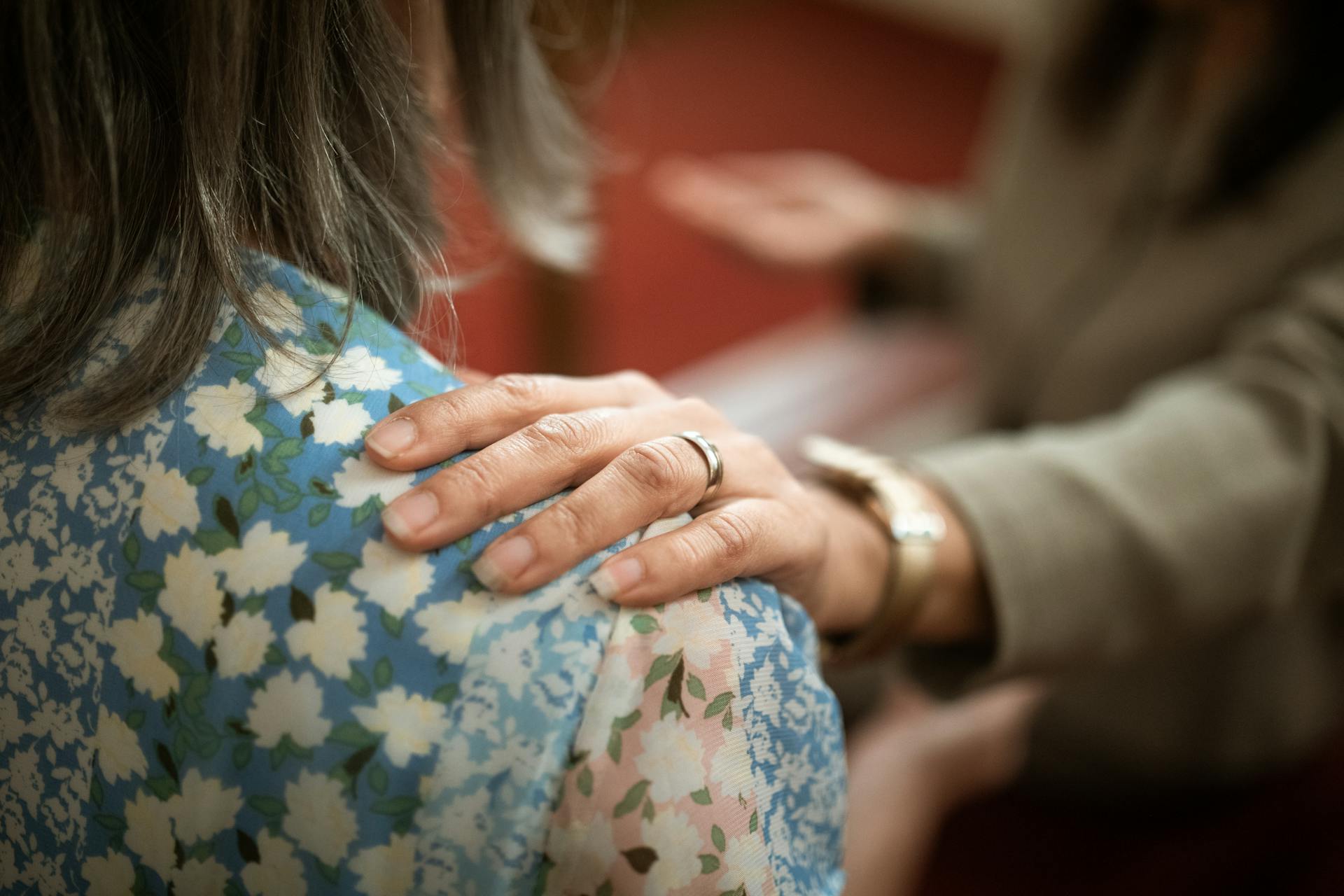 Una mujer sujeta el hombro de una dama | Fuente: Pexels