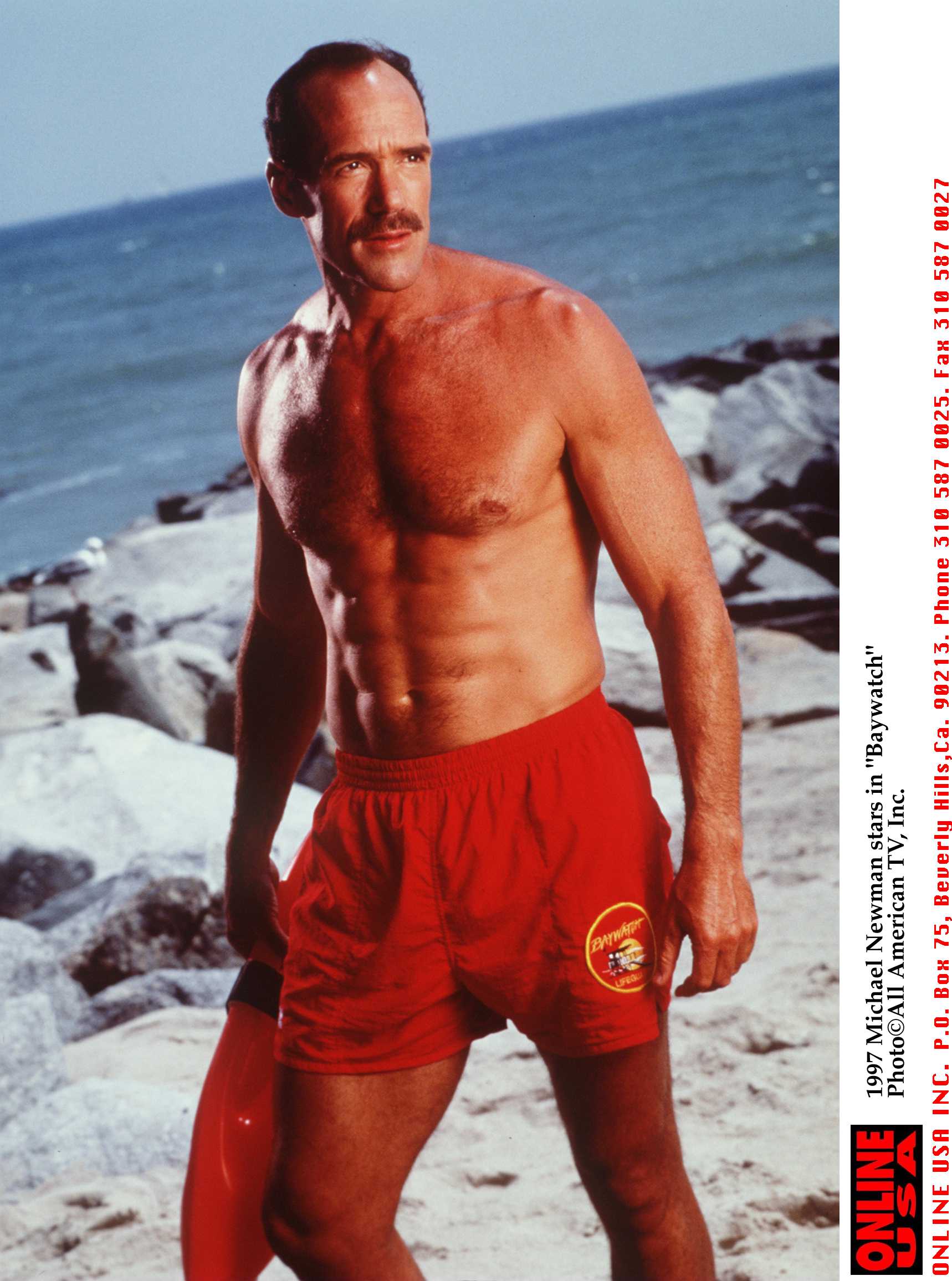 Michael Newman en el plató de "Baywatch", 1997 | Fuente: Getty Images