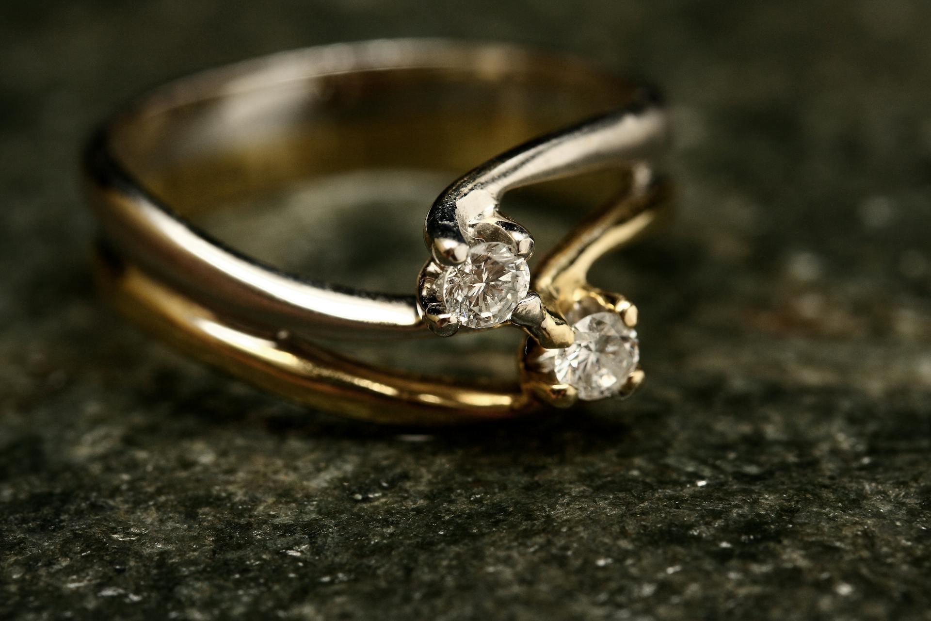 Un primer plano de un anillo con diamantes | Foto: Pexels