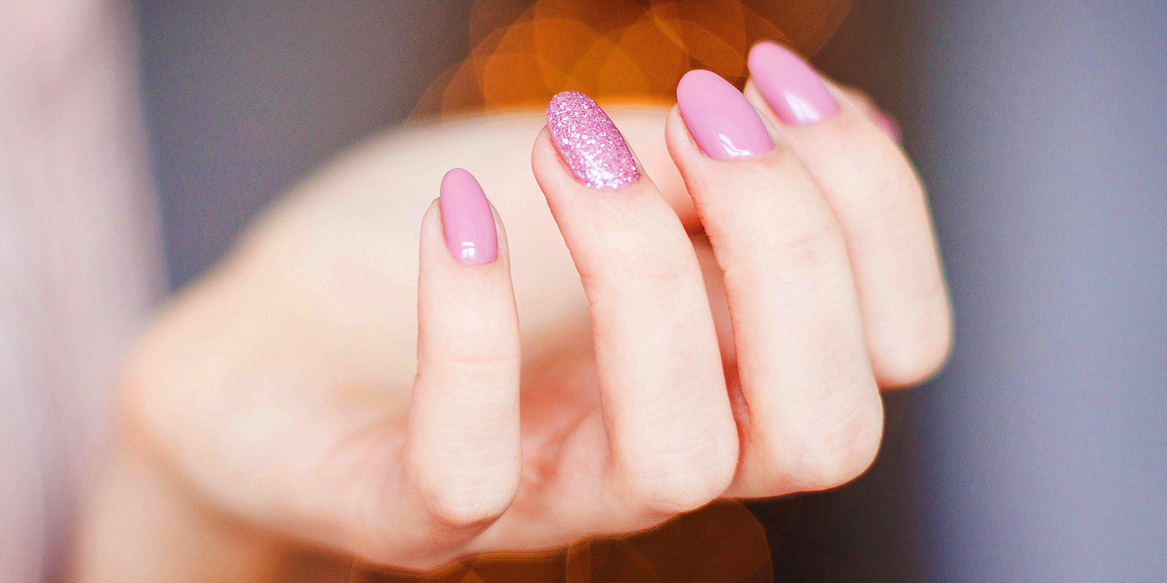 Los dedos de una persona con esmalte de uñas rosa | Fuente: Pexels