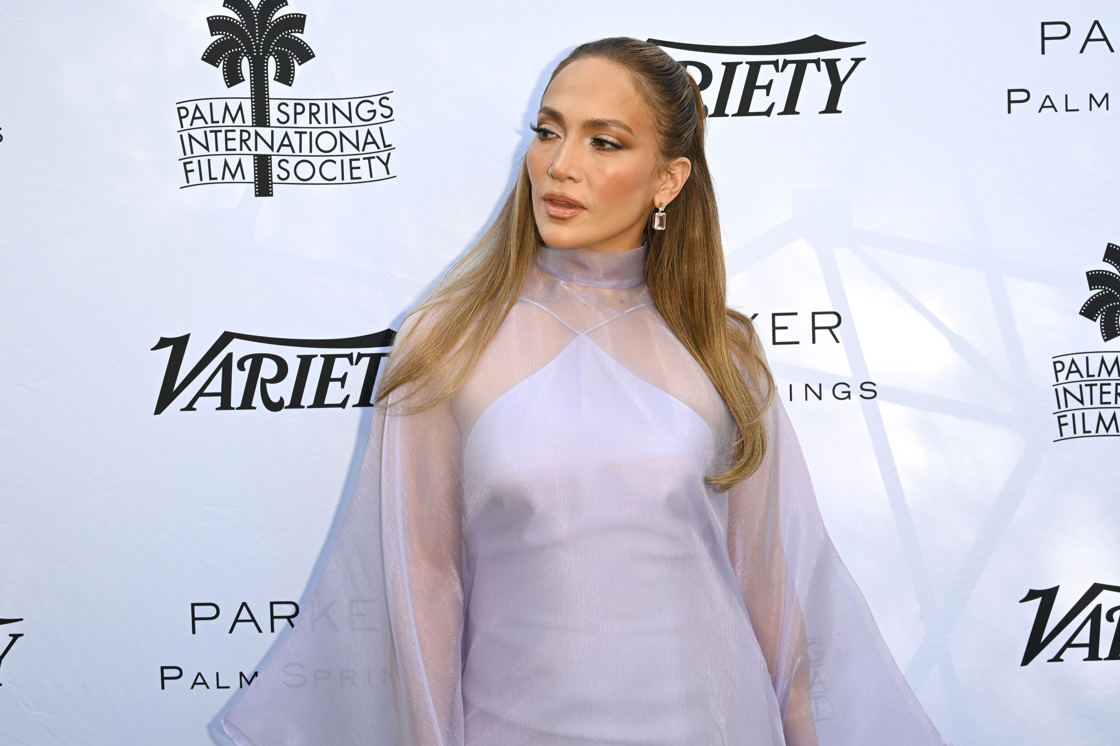 Jennifer Lopez en los premios Variety's 10 Directors To Watch y Creative Impact Awards en el Festival Internacional de Cine de Palm Springs 2025 en Palm Springs, California, el 4 de enero de 2025 | Fuente: Getty Images