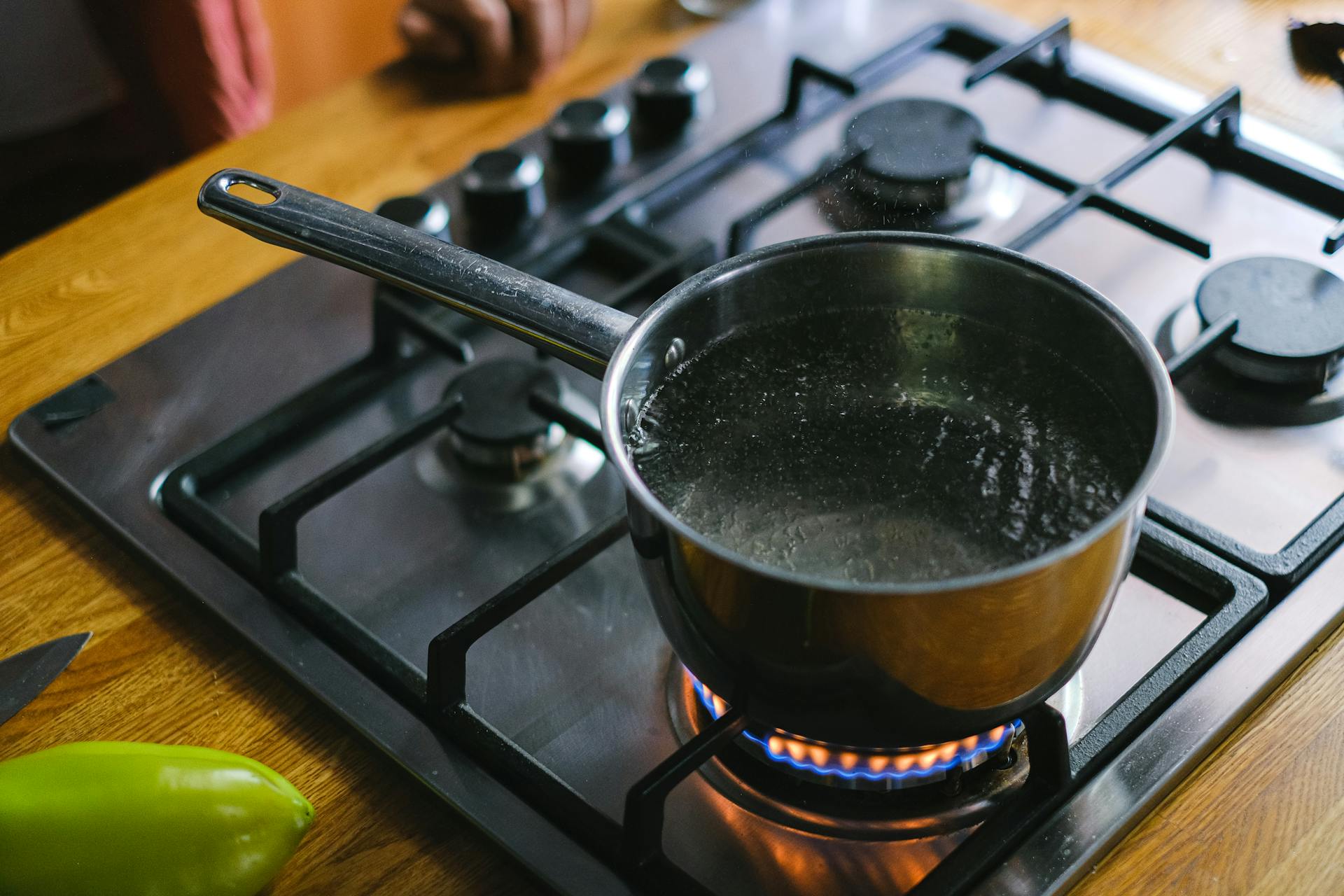 Agua hirviendo en una olla sobre el fogón | Fuente: Pexels