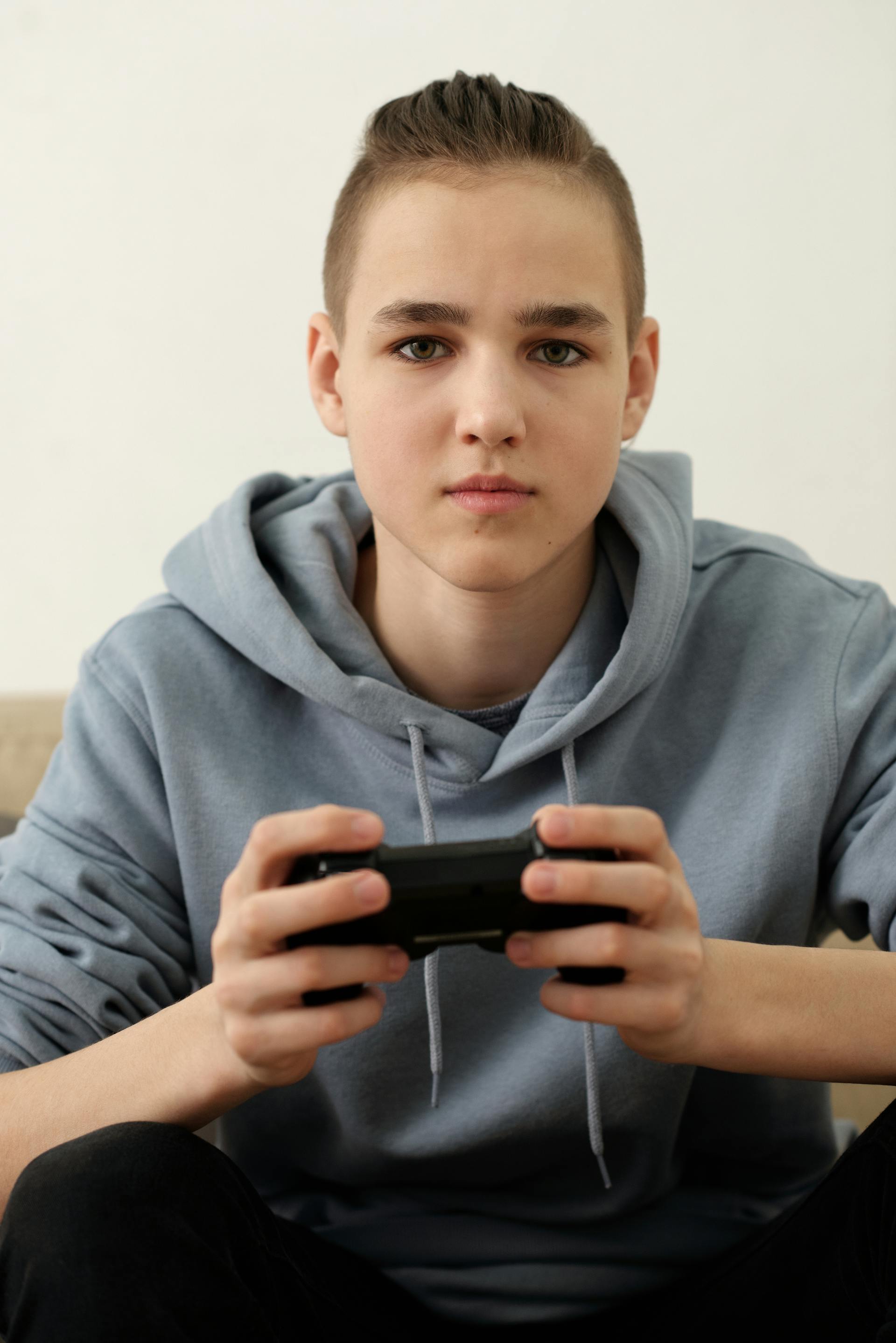 Un adolescente jugando a videojuegos | Fuente: Pexels