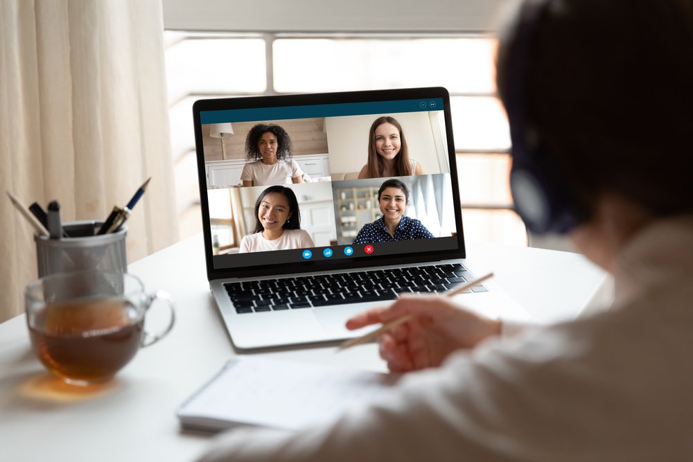 Docente dictando una clase virtual. | Foto: Shutterstock.