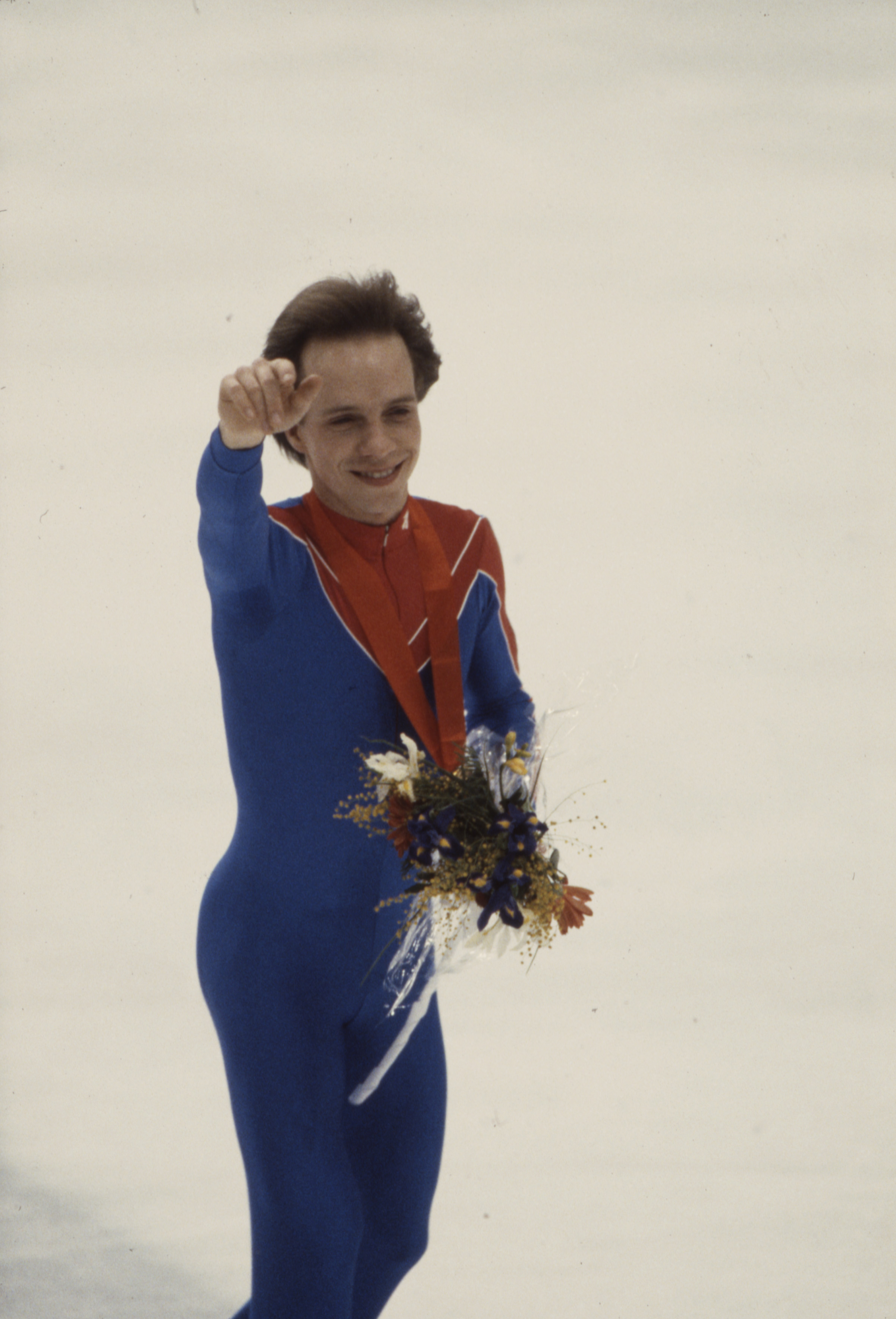 Scott Hamilton durante la ceremonia de entrega de medallas de la prueba masculina de patinaje artístico en los Juegos Olímpicos de Invierno de 1984, el 1 de febrero de 1984 | Foto: Getty Images