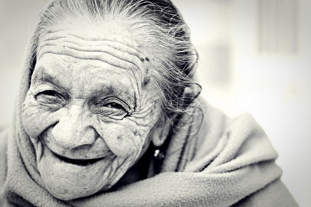 Retrato de una señora mayor sonriendo. | Foto: Pixabay