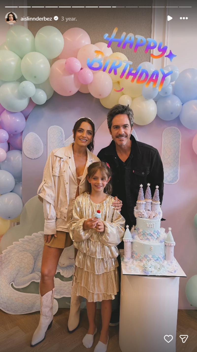 Aislinn Derbez y Mauricio Ochmann junto a su hija Kailani celebrando el cumpleaños número 8 de la pequeña | Fuente: Instagram Stories/aislinnderbez
