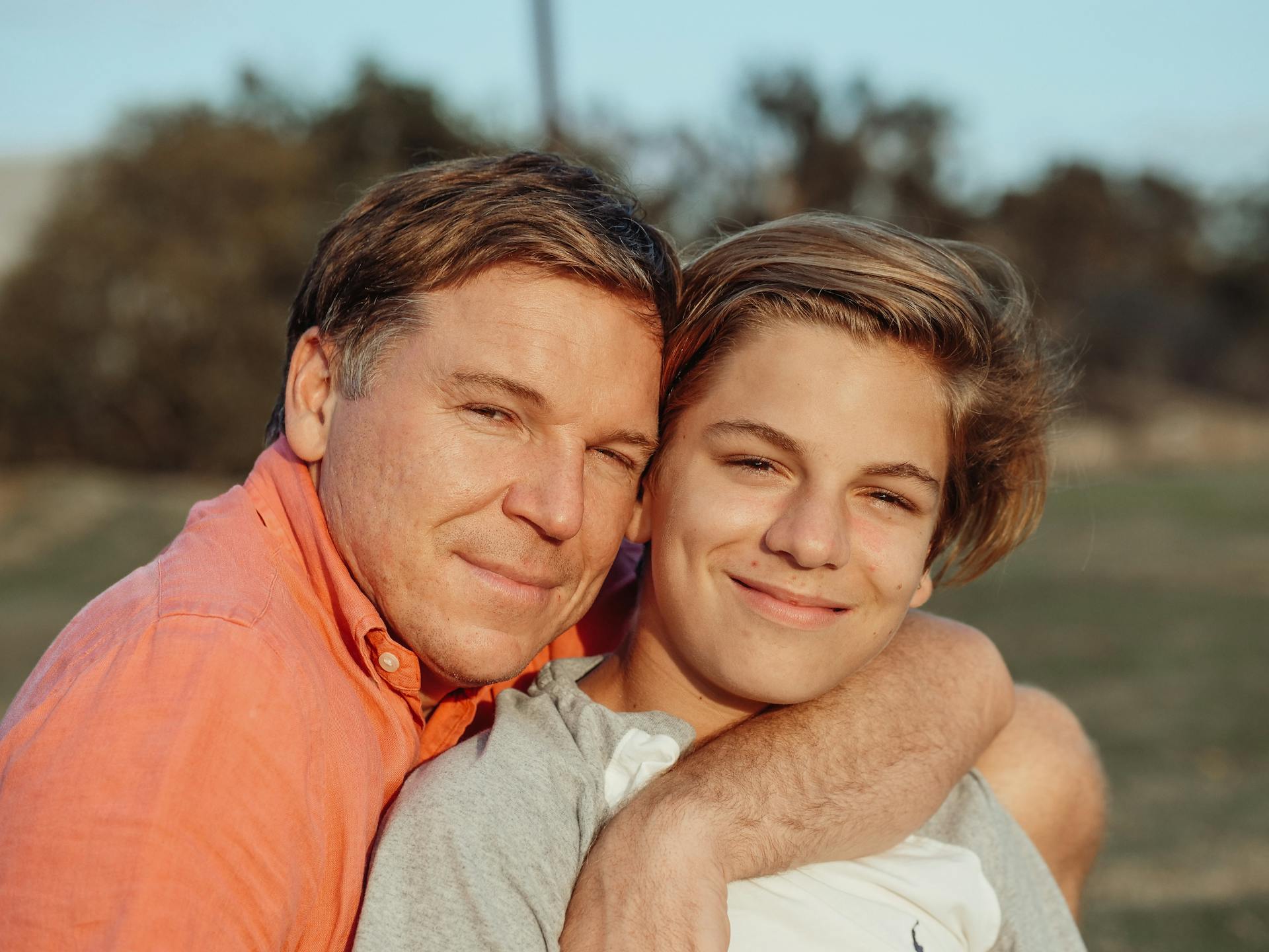 Un padre y su hijo posando juntos | Fuente: Pexels