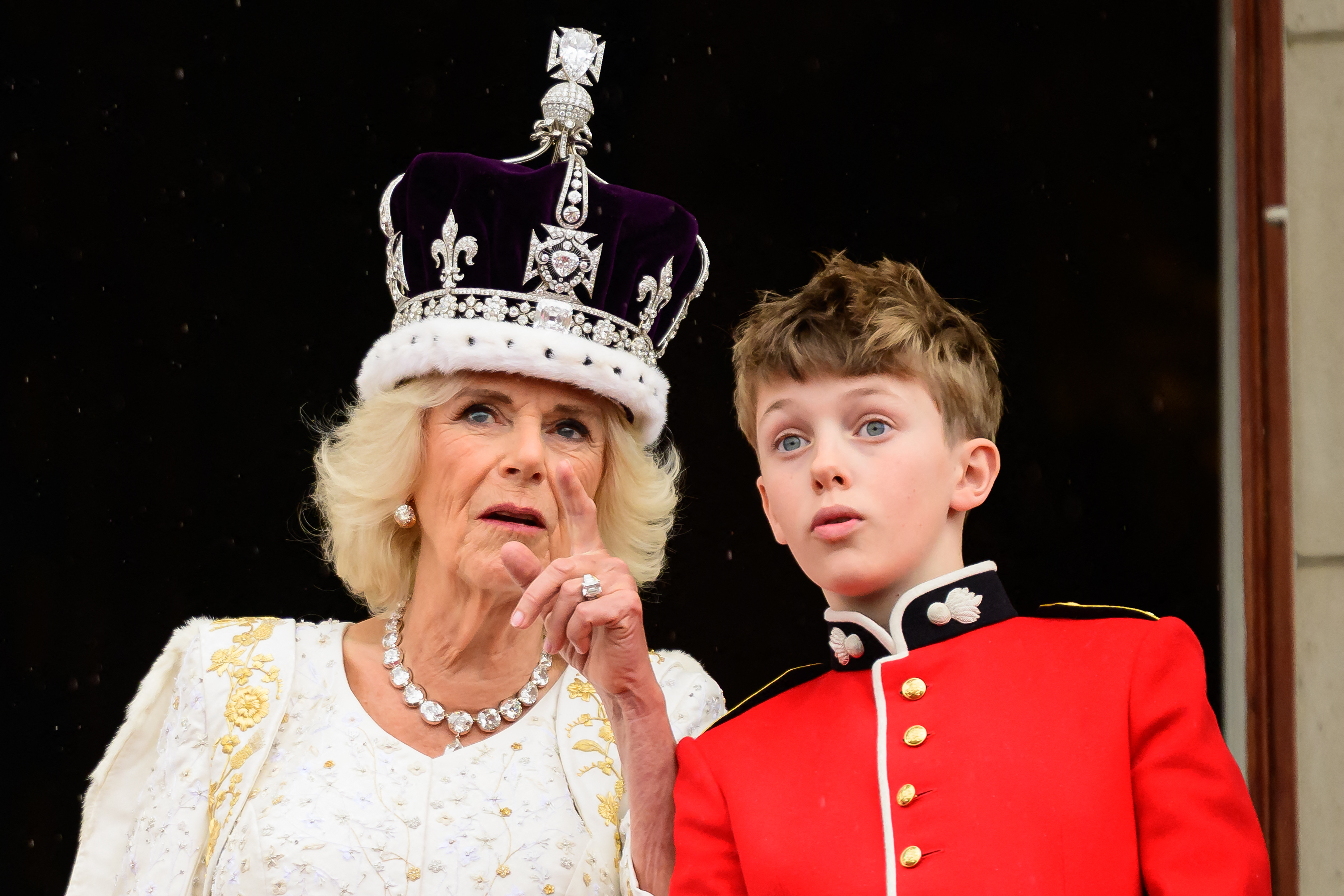 La reina Camilla habla con su nieto Freddy Parker Bowles en el Palacio de Buckingham, en Londres, tras su coronación, el 6 de mayo de 2023. | Fuente: Getty Images