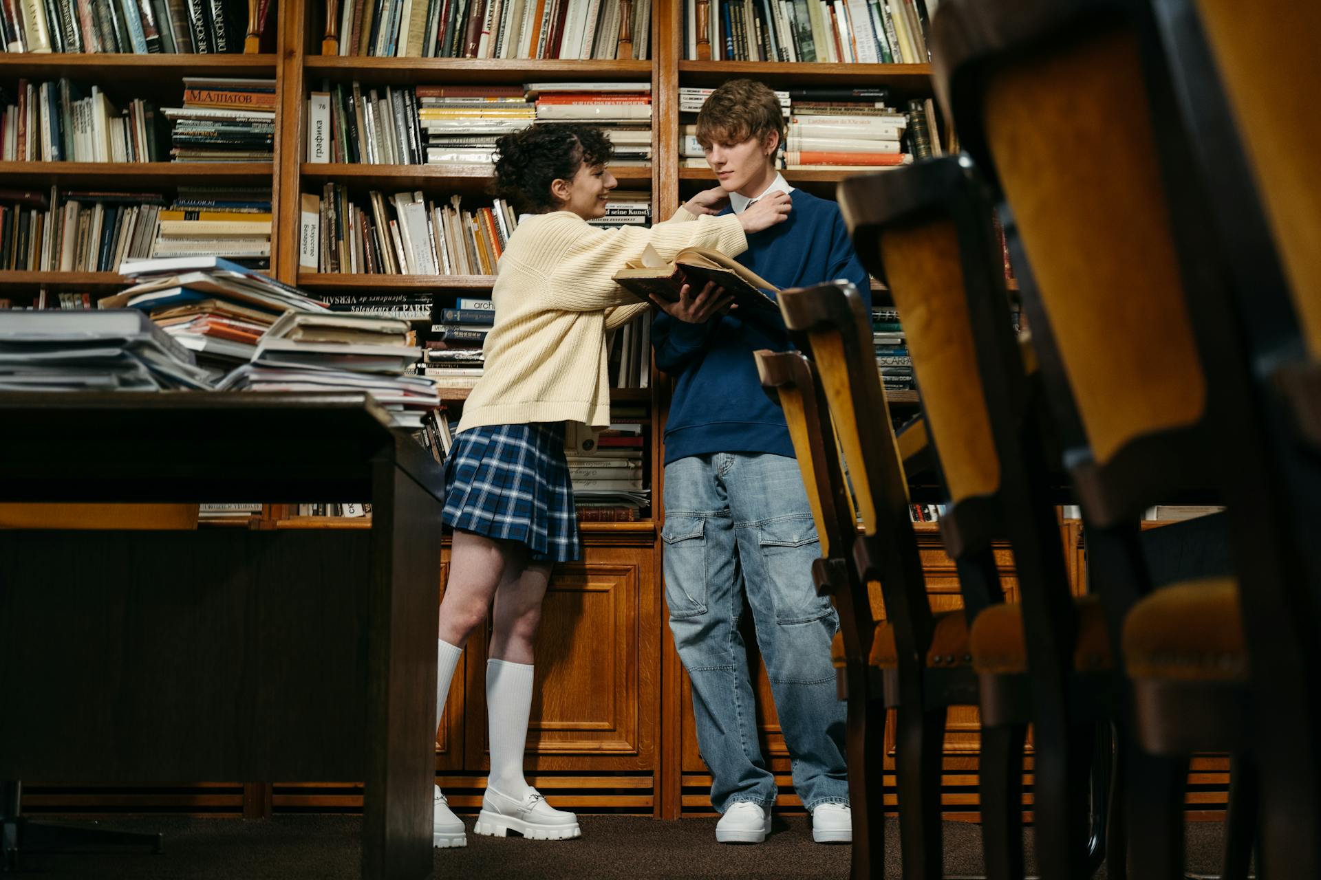 Una pareja de adolescentes en una biblioteca | Fuente: Pexels