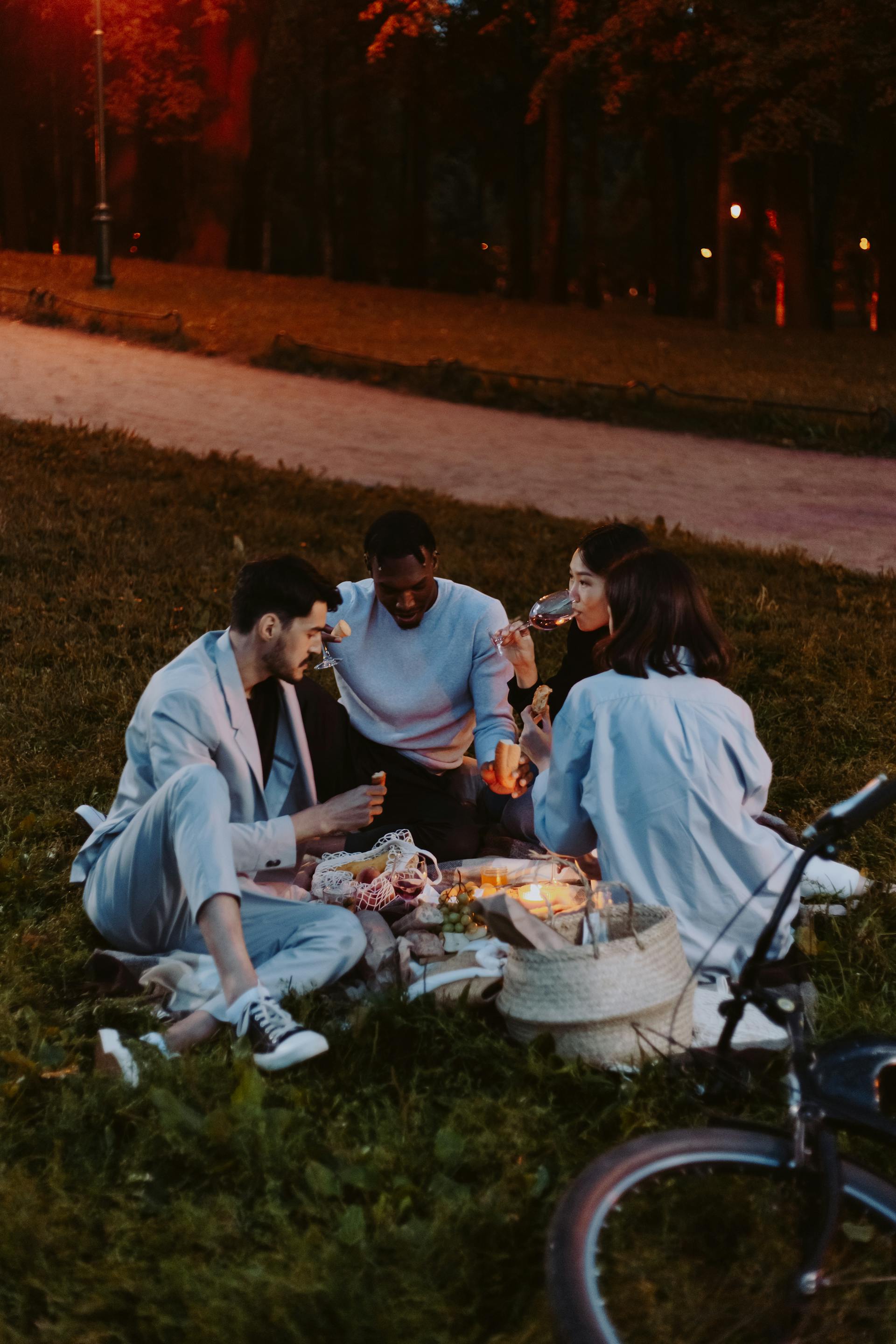 Un grupo de amigos haciendo un picnic juntos | Foto: Pexels