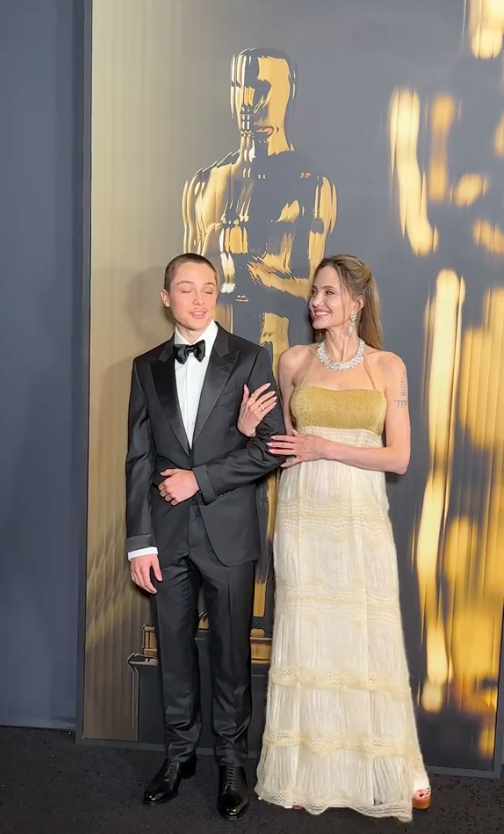 Knox Jolie-Pitt y Angelina Jolie posando para las cámaras en los Governors Awards, publicado el 18 de noviembre de 2024 | Fuente: TikTok/hollywoodreporter