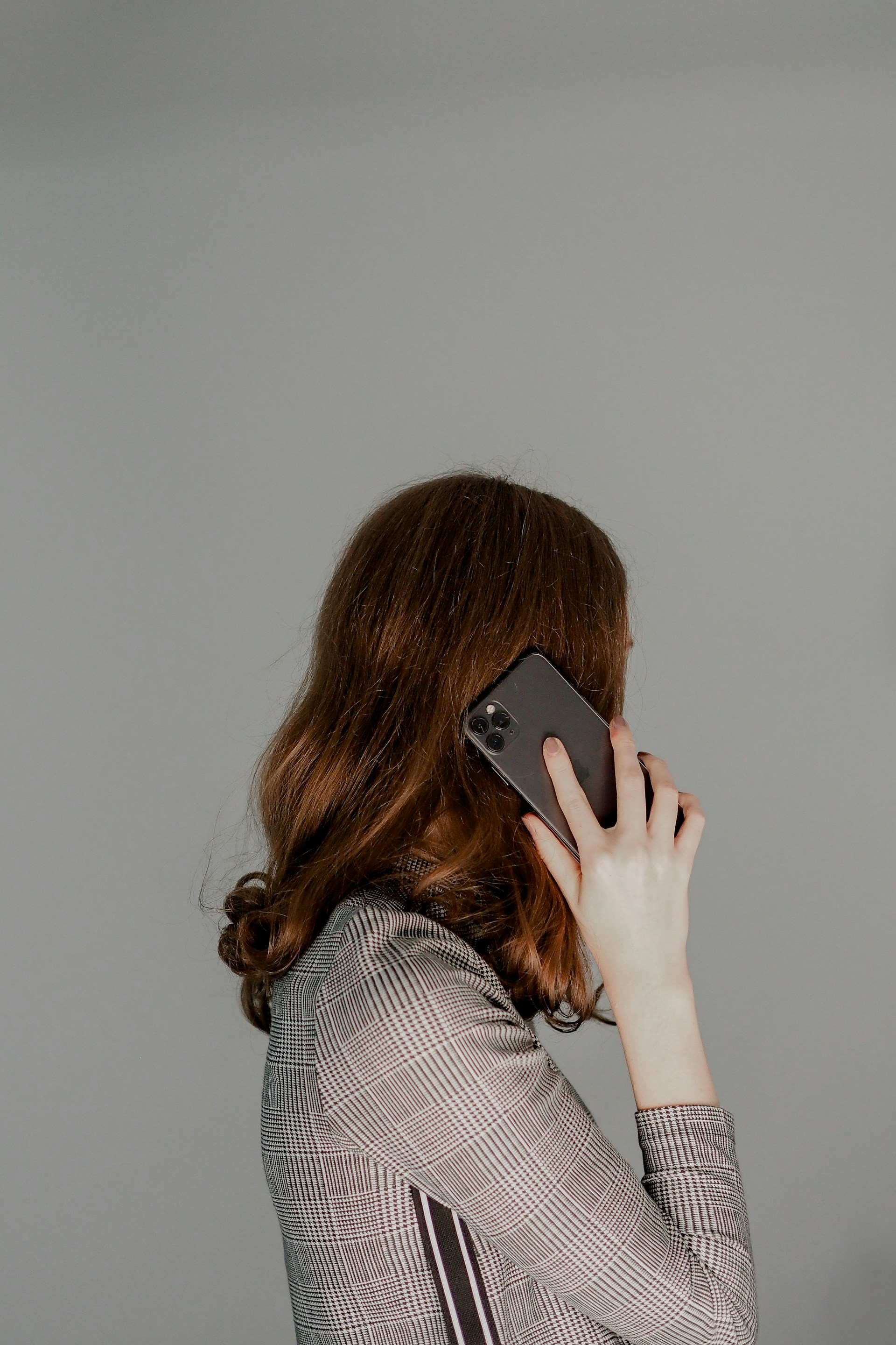 Una joven hablando por teléfono | Fuente: Unsplash