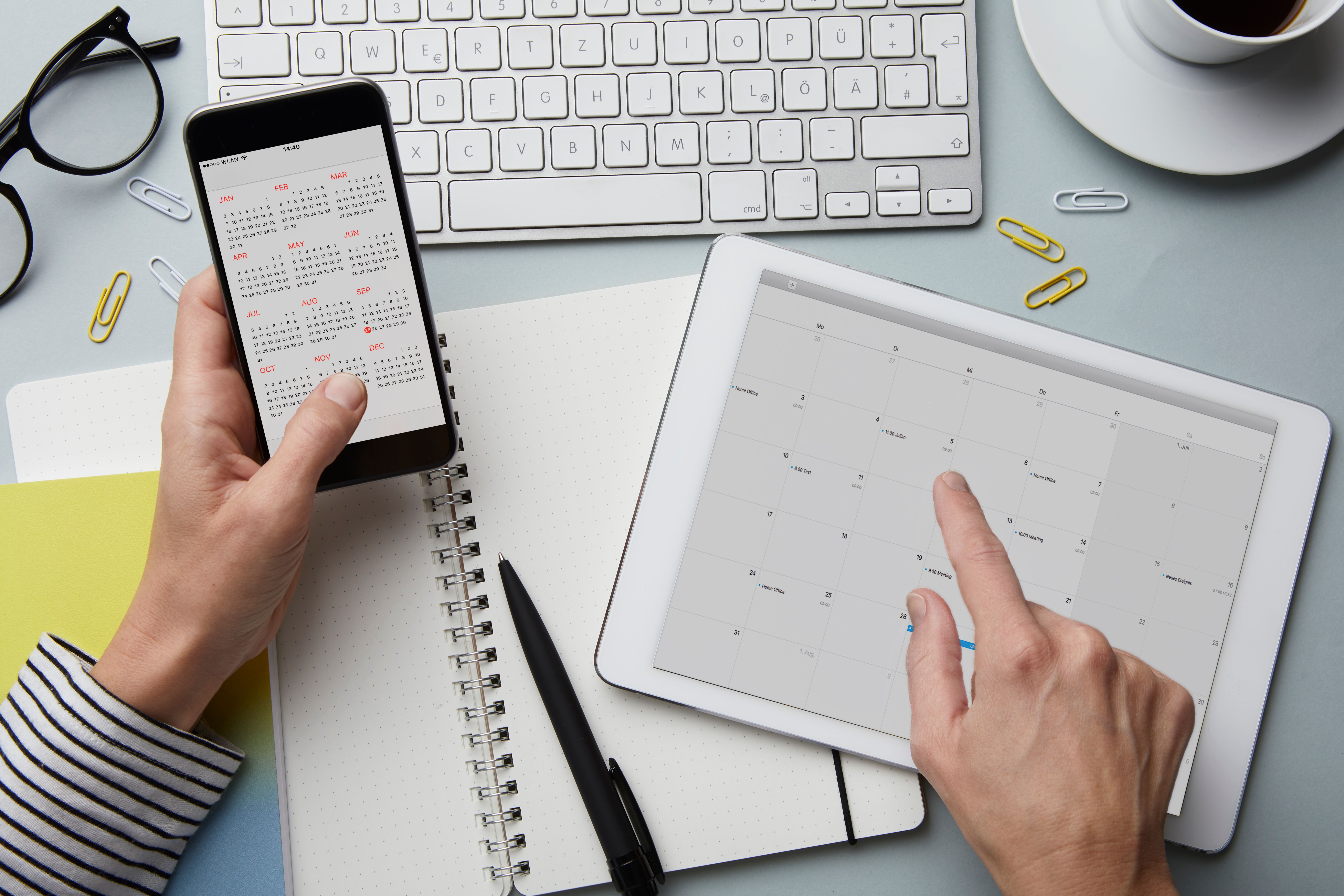 Calendarios abiertos en un teléfono y una tableta | Foto: Getty Images