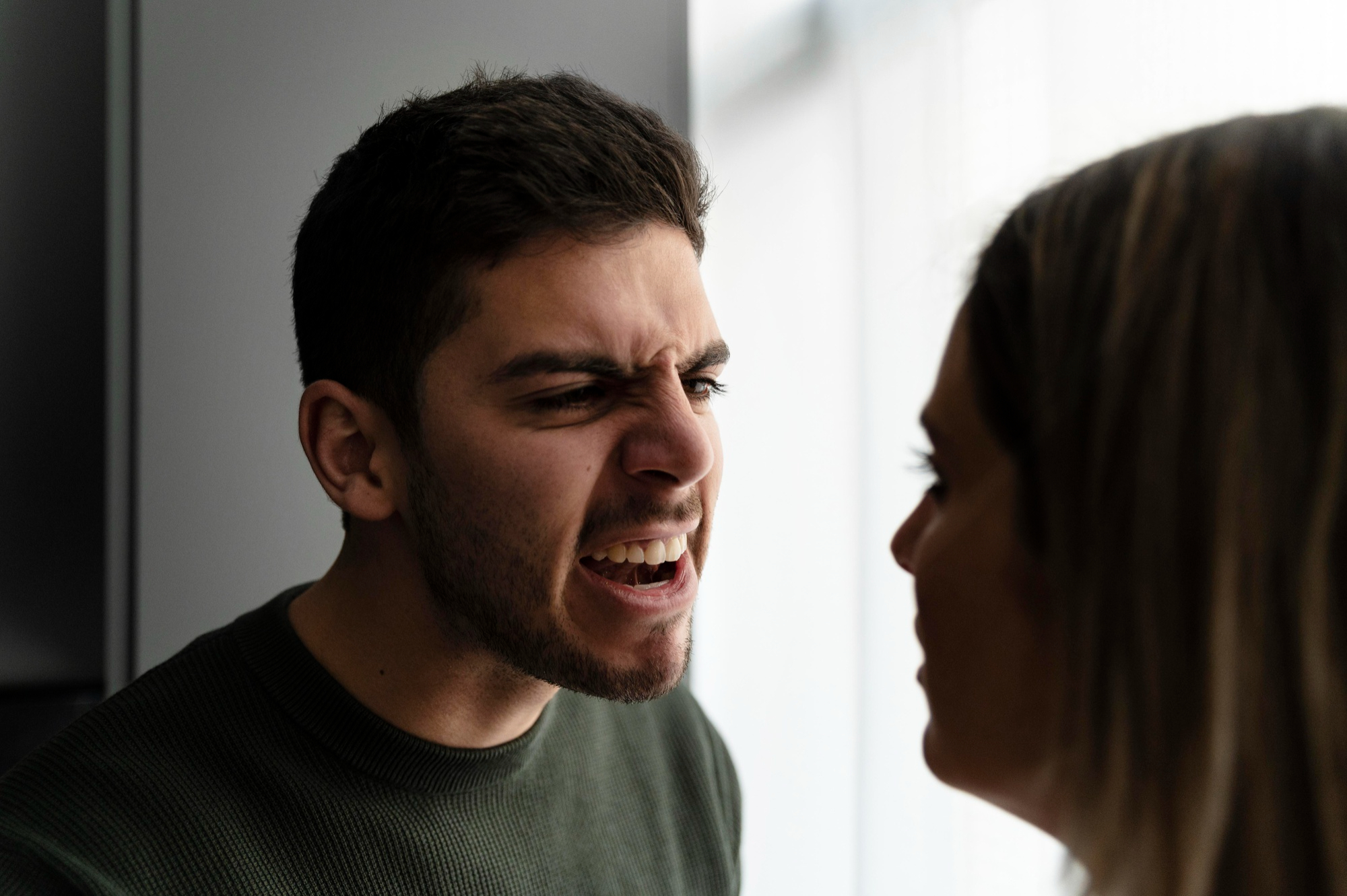 Hombre gritando a una mujer | Fuente: Pexels