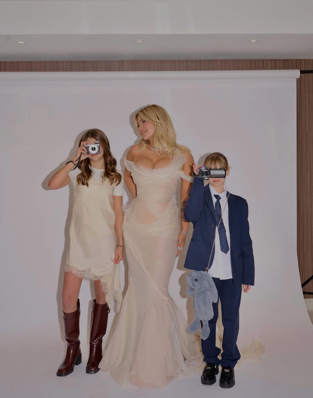 Wanda Nara en la gala de los Martín Fierro 2026 junto a sus hijas, Francesca e Isabella Icardi | Fuente: Instagram/wanda_nara