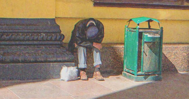 Un hombre sentado solo en la calle | Foto: Shutterstock
