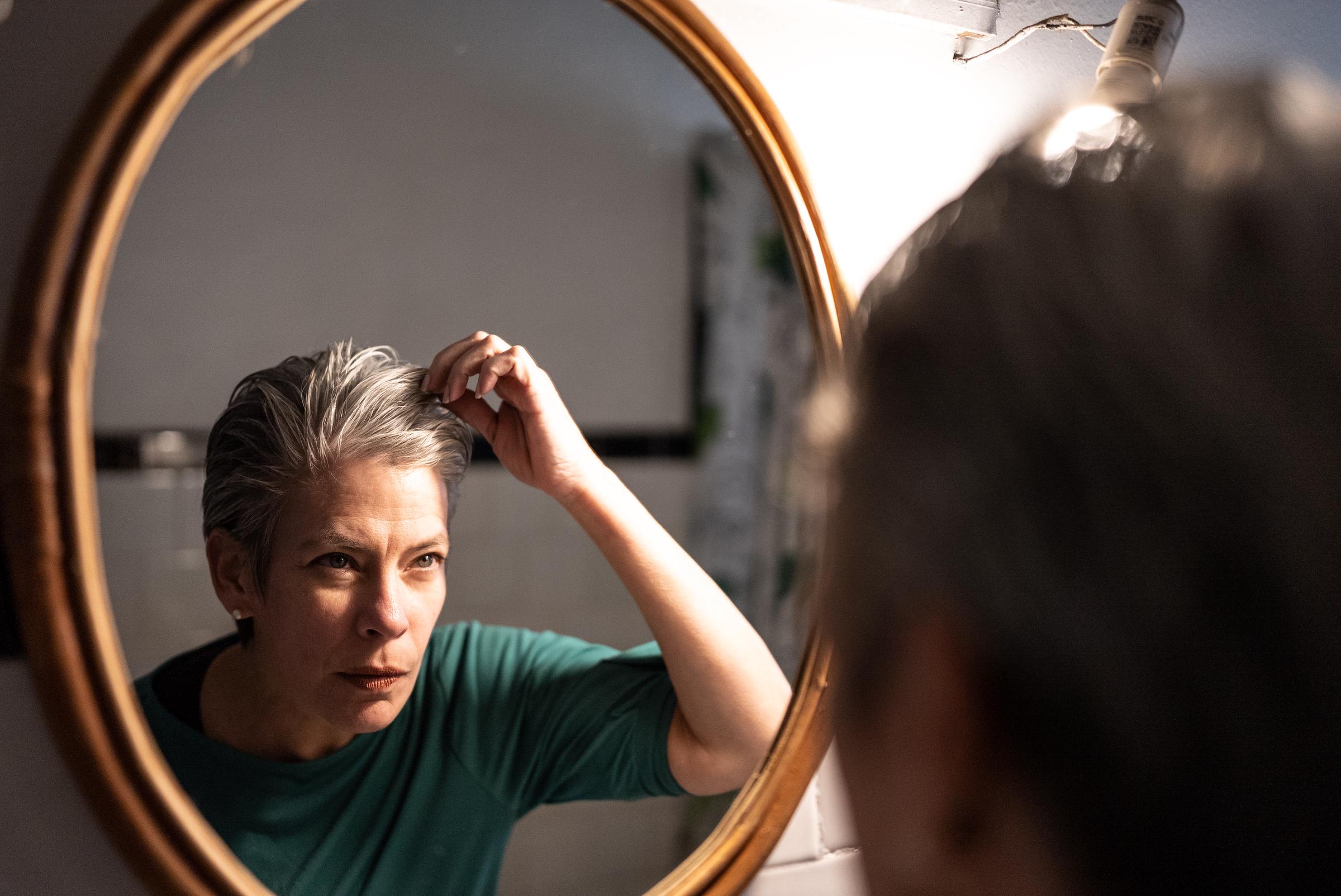 Para muchas mujeres, ver las primeras canas en el espejo supone una decisión que ya conocen bien: aceptar su color natural o seguir tapándolas, una elección a la que incluso se enfrentan las estrellas de Hollywood. | Fuente: Getty Images