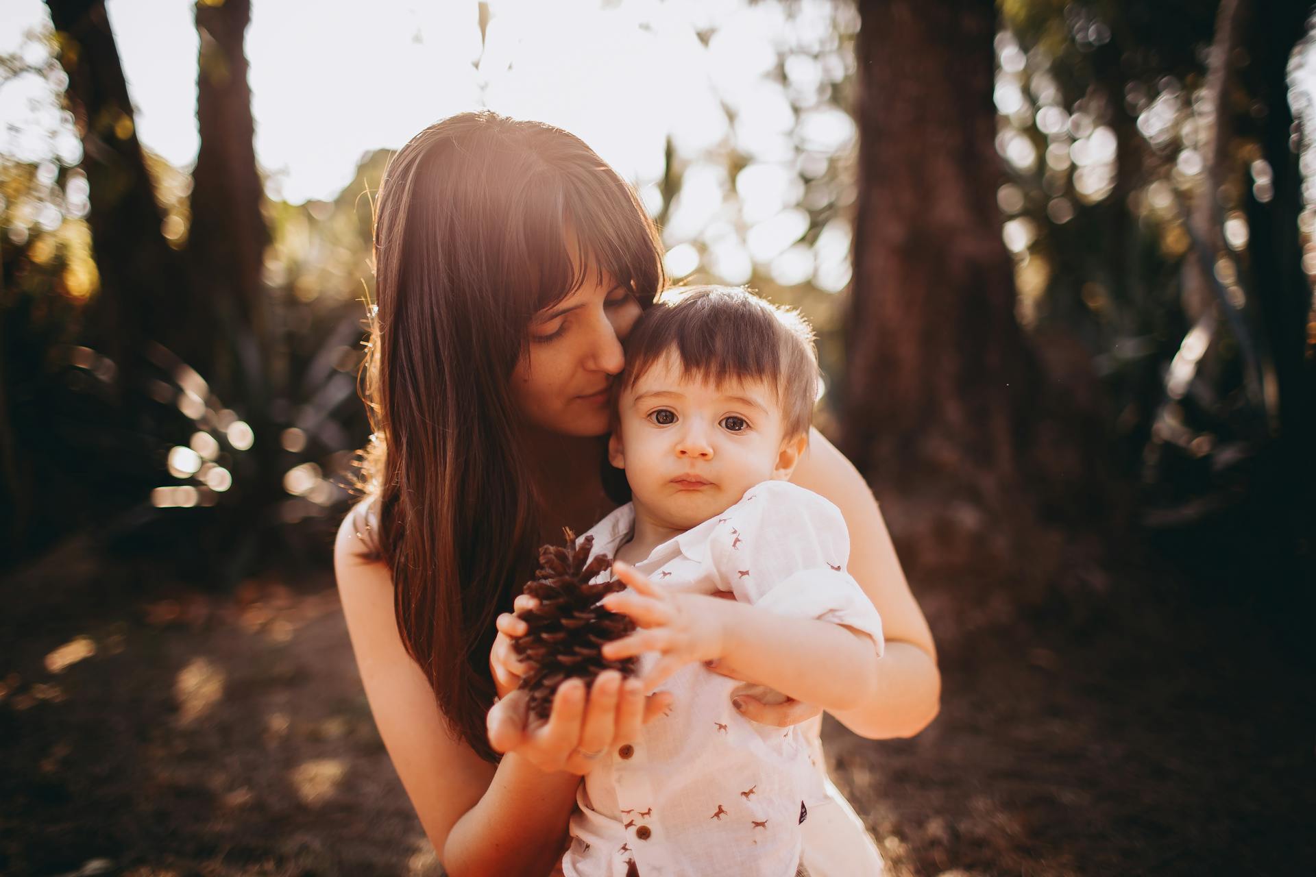 Una madre y su hijo sosteniendo una piña | Fuente: Pexels