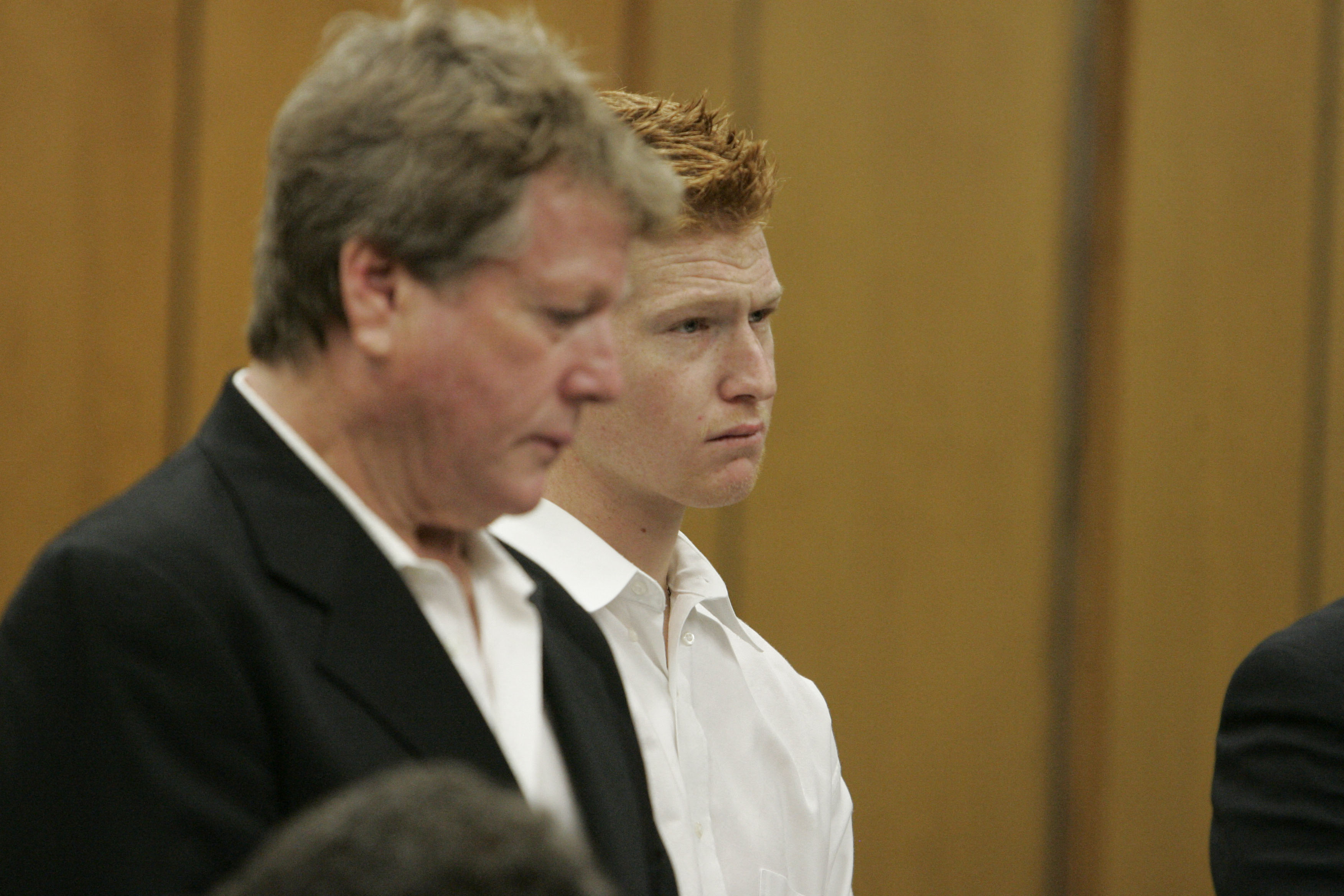 Ryan y Redmond O'Neal en el juzgado de Malibú, California, el 13 de noviembre de 2008. | Fuente: Getty Images