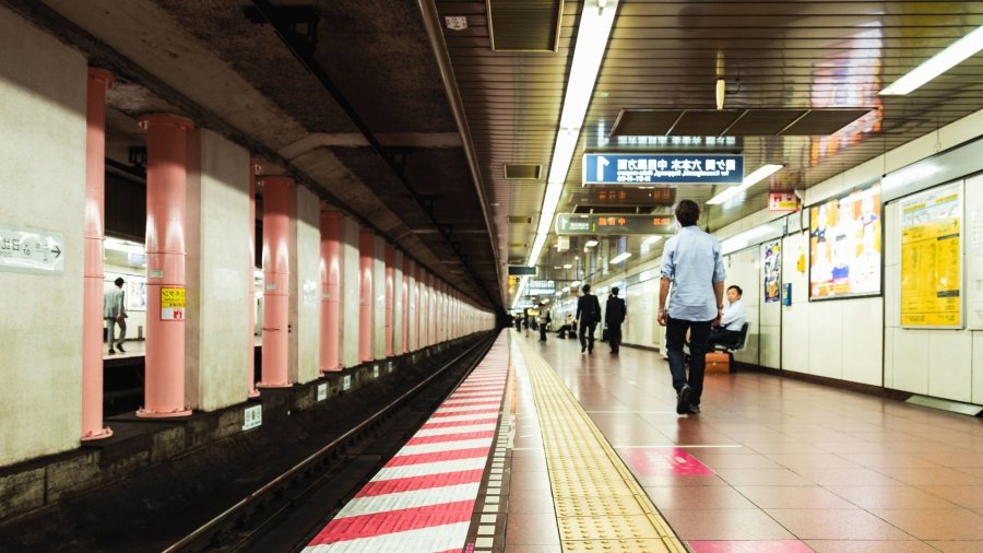 Personas caminando en plataforma del metro. | Imagen: Pixnio