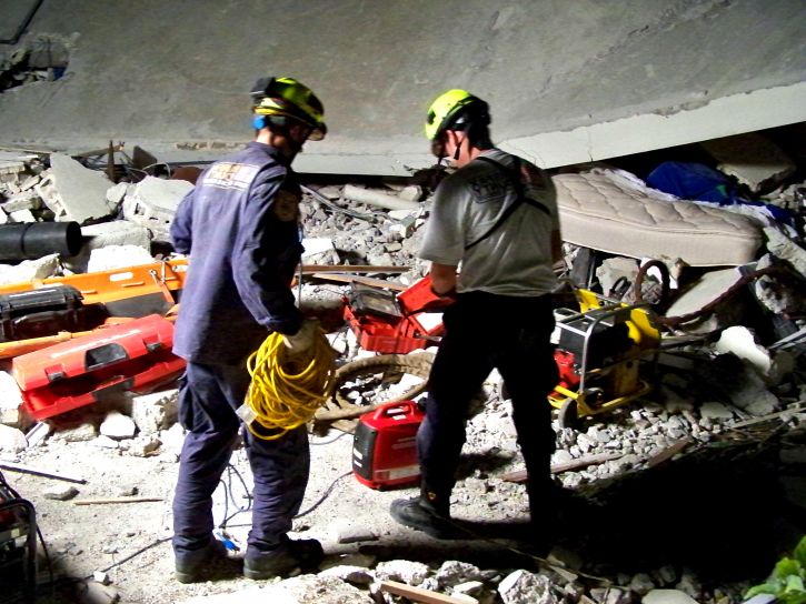 Dos hombres realizan rescate | Imagen: Pixnio