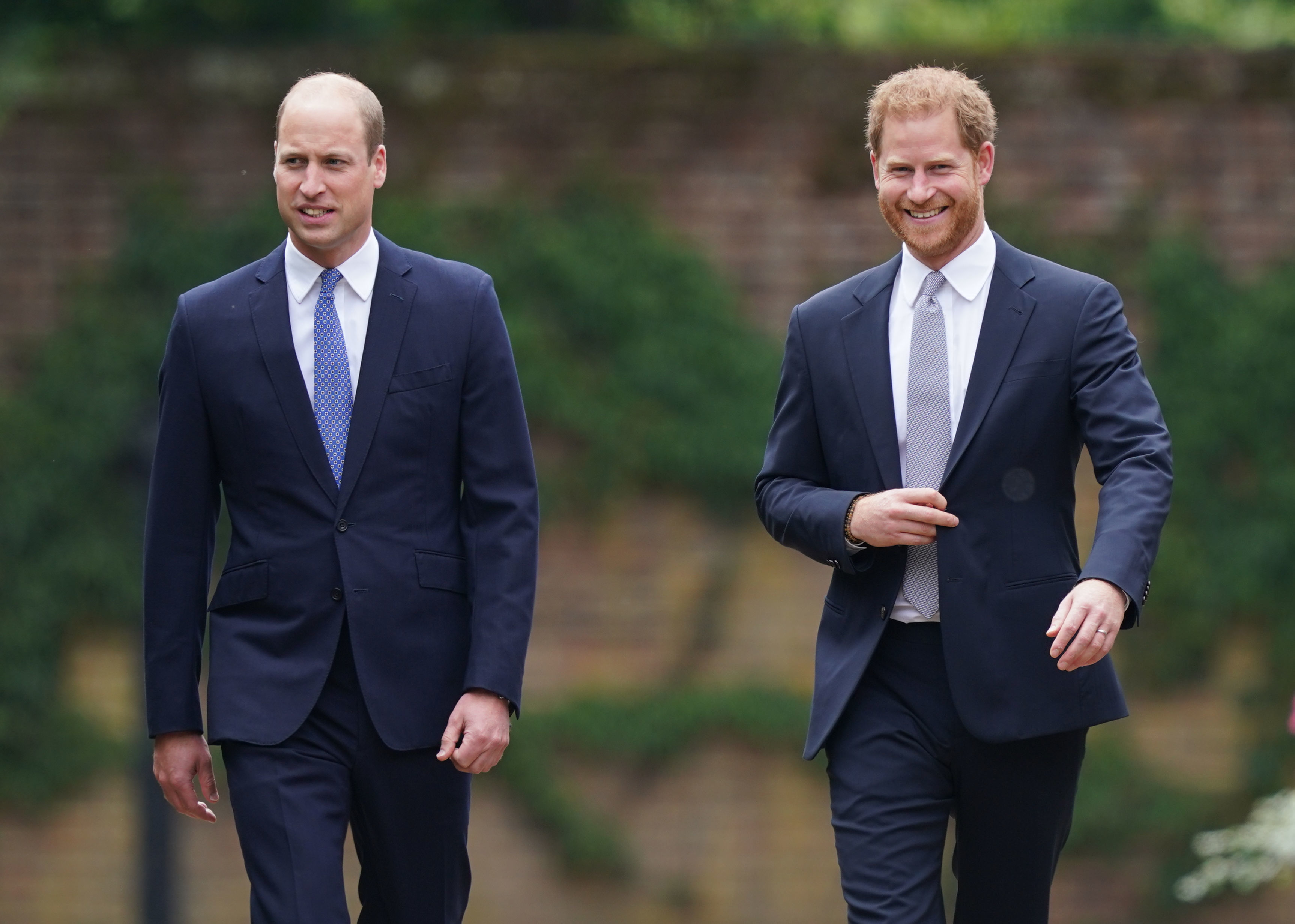 El príncipe William y el príncipe Harry llegan para la inauguración de una estatua en el Jardín Hundido del Palacio de Kensington el 1 de julio de 2021 en Londres, Inglaterra. | Fuente: Getty Images