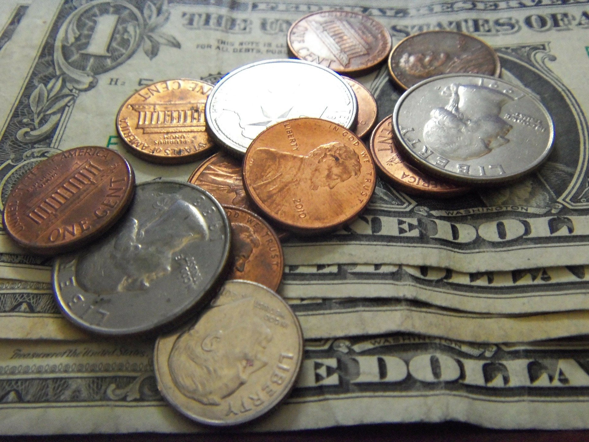 Dólares y centavos. | Foto: Pixabay