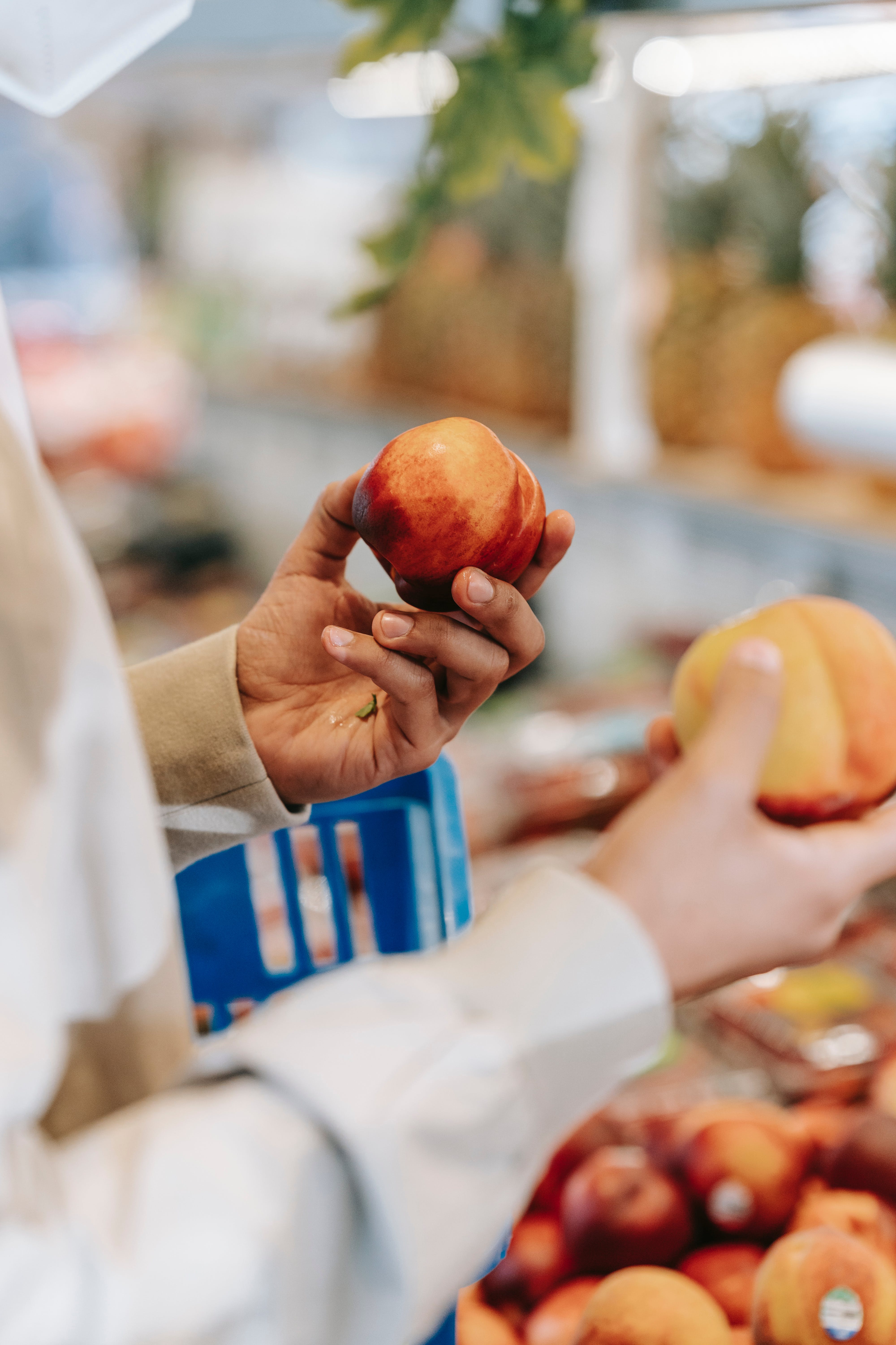 Persona comprando frutas | Foto: Pexels