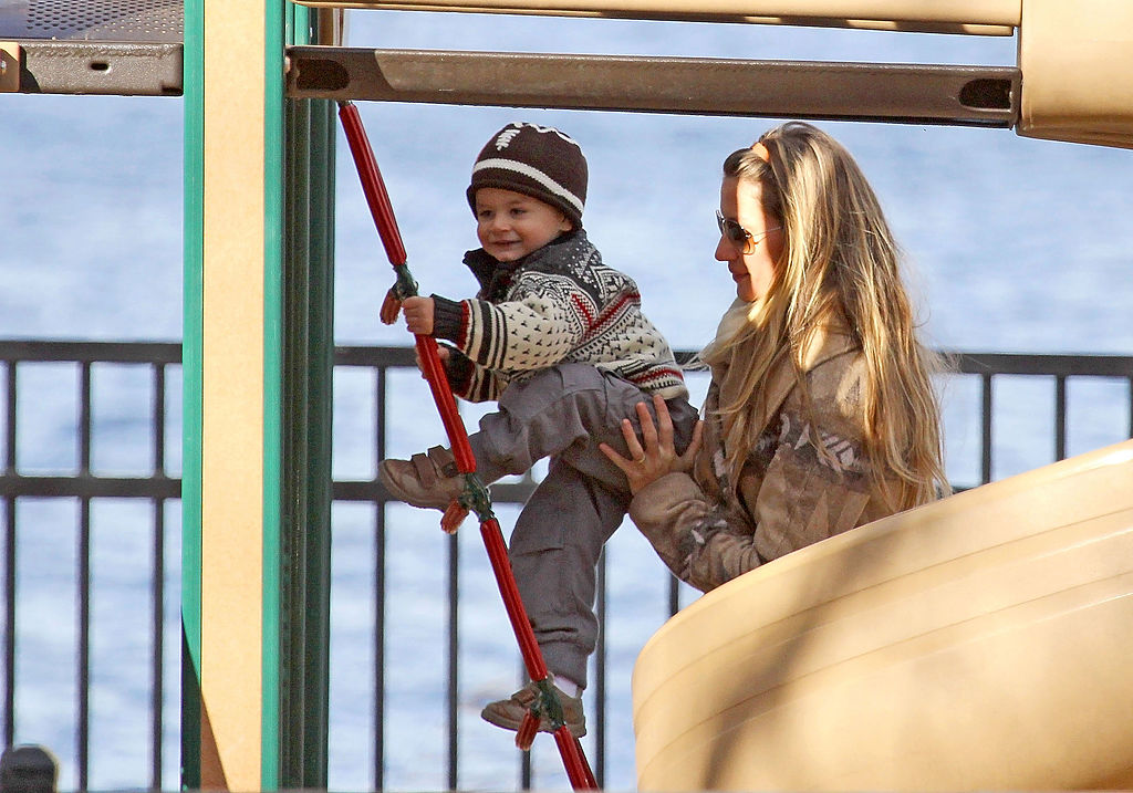 Giselle Bundchen con su hijo Benjamin Rein Brady son vistos el 02 de enero 2012 en Boston, Massachusetts. (Foto de Stickman/Bauer-Griffin/GC Images)