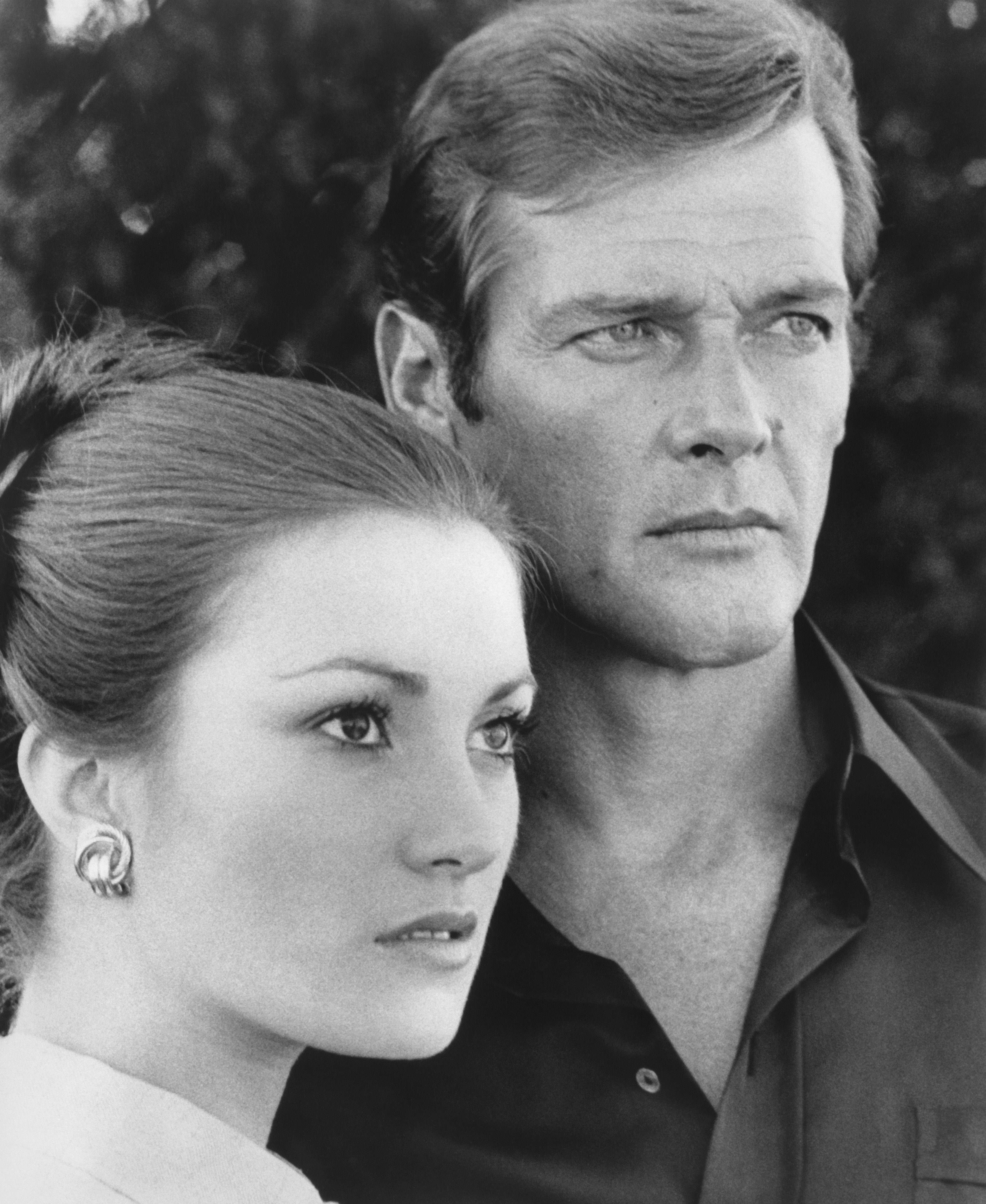 Jane Seymour y Roger Moore en el set de "Live And Let Die" en 1973. | Fuente: Getty Images