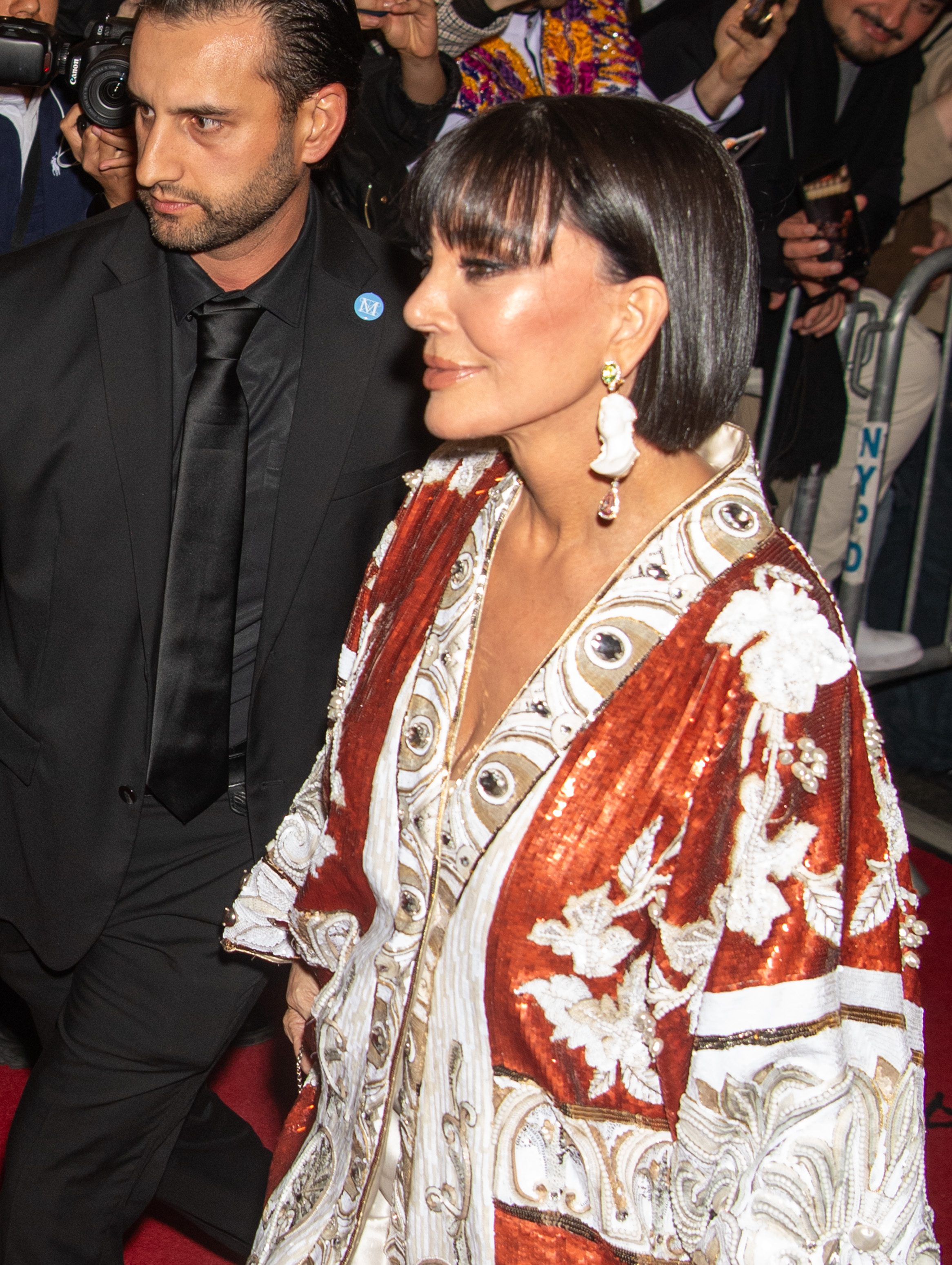 Kris Jenner aparece de perfil mientras se abre paso por la Gala del Met, luciendo sus llamativos pendientes y su elegante corte de pelo a lo bob. | Fuente: Getty Images