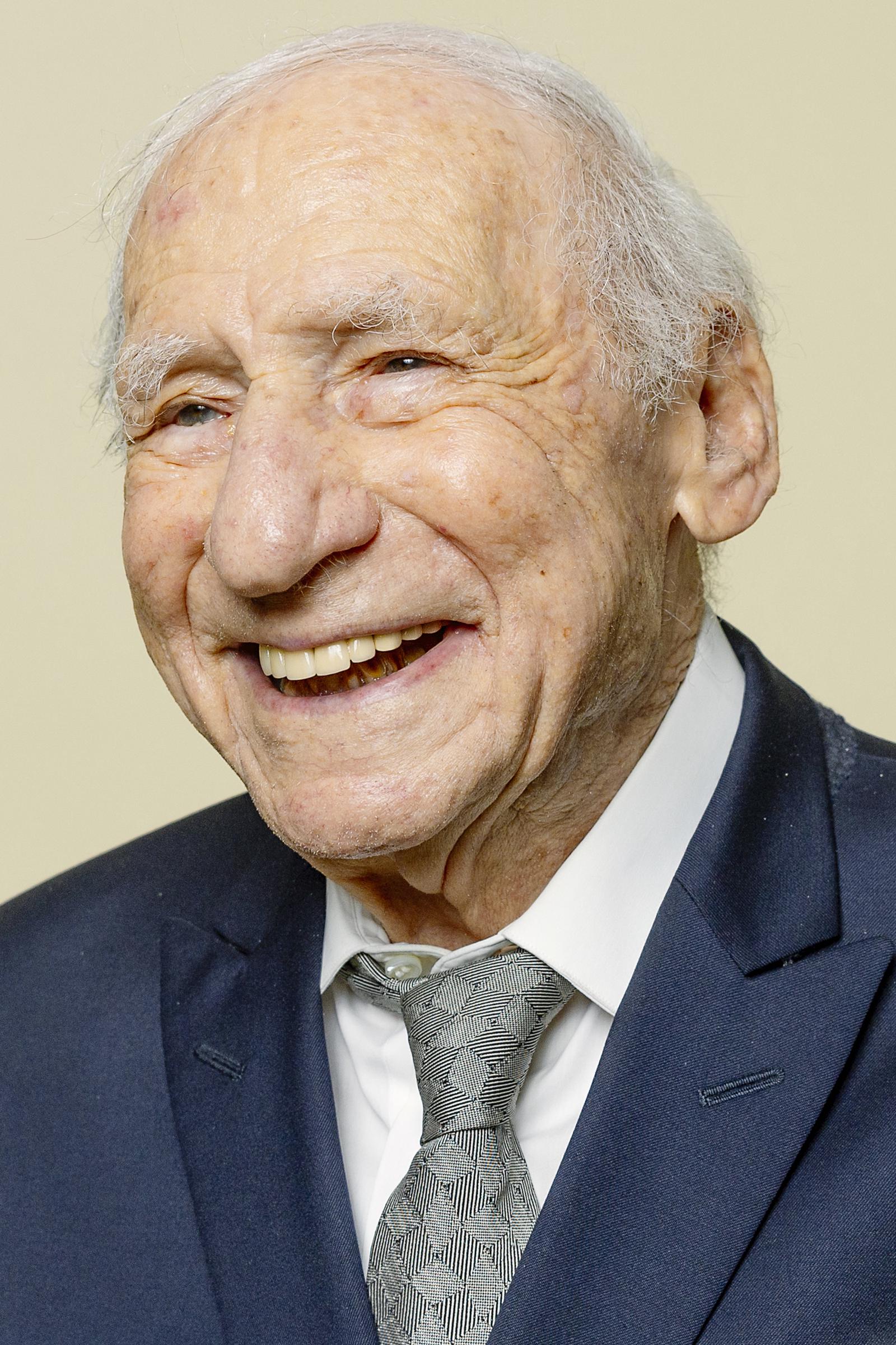 Mel Brooks posa para un retrato en los Premios Peabody 2024 el 09 de junio de 2024 | Fuente: Getty Images