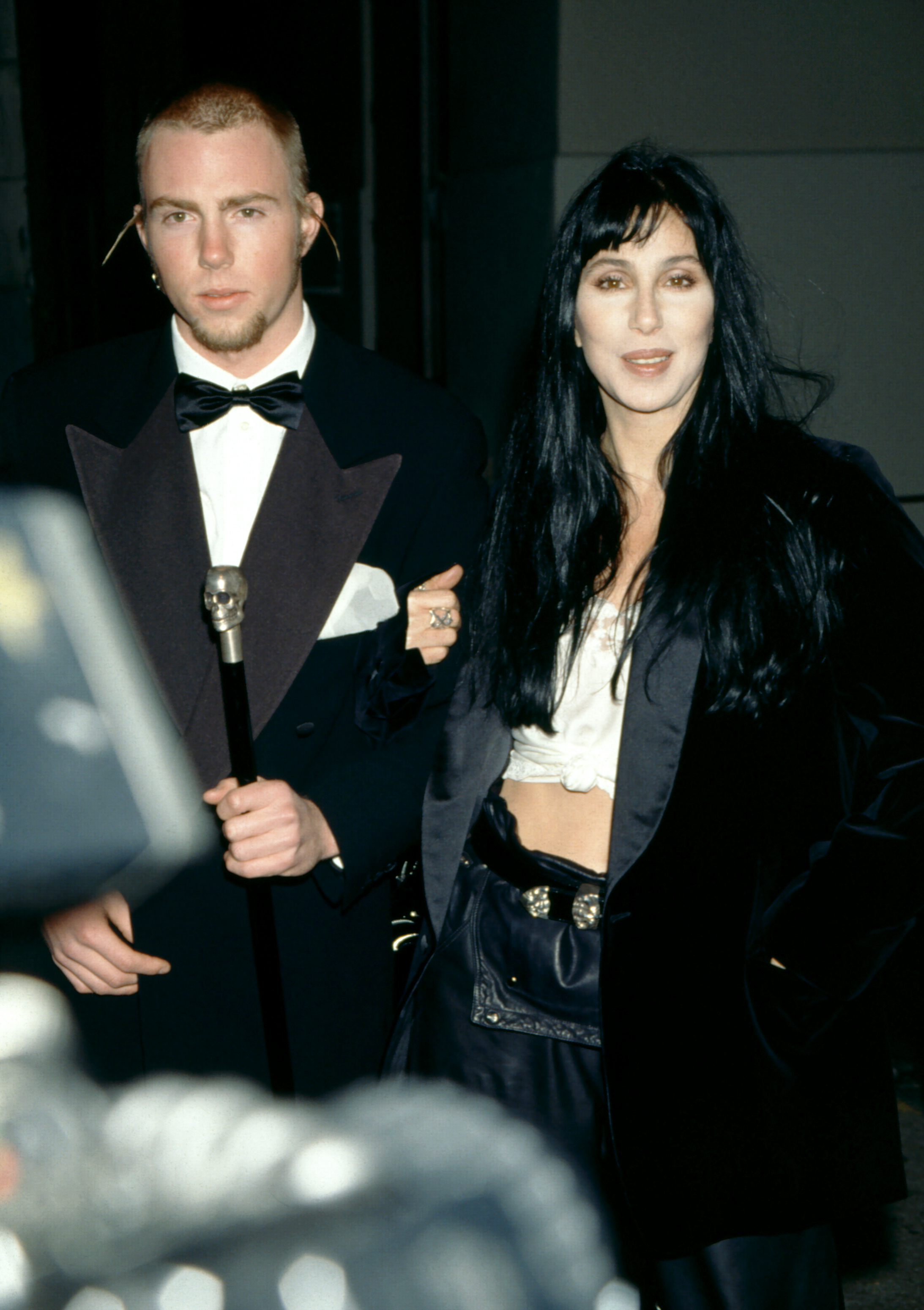 Elijah Blue Allman y Cher asisten al 5º Baile Anual de Fuego y Hielo a beneficio del Revlon UCLA Women Cancer Center el 7 de diciembre de 1994, en los estudios 20th Century Fox de Century City, California. | Fuente: Getty Images