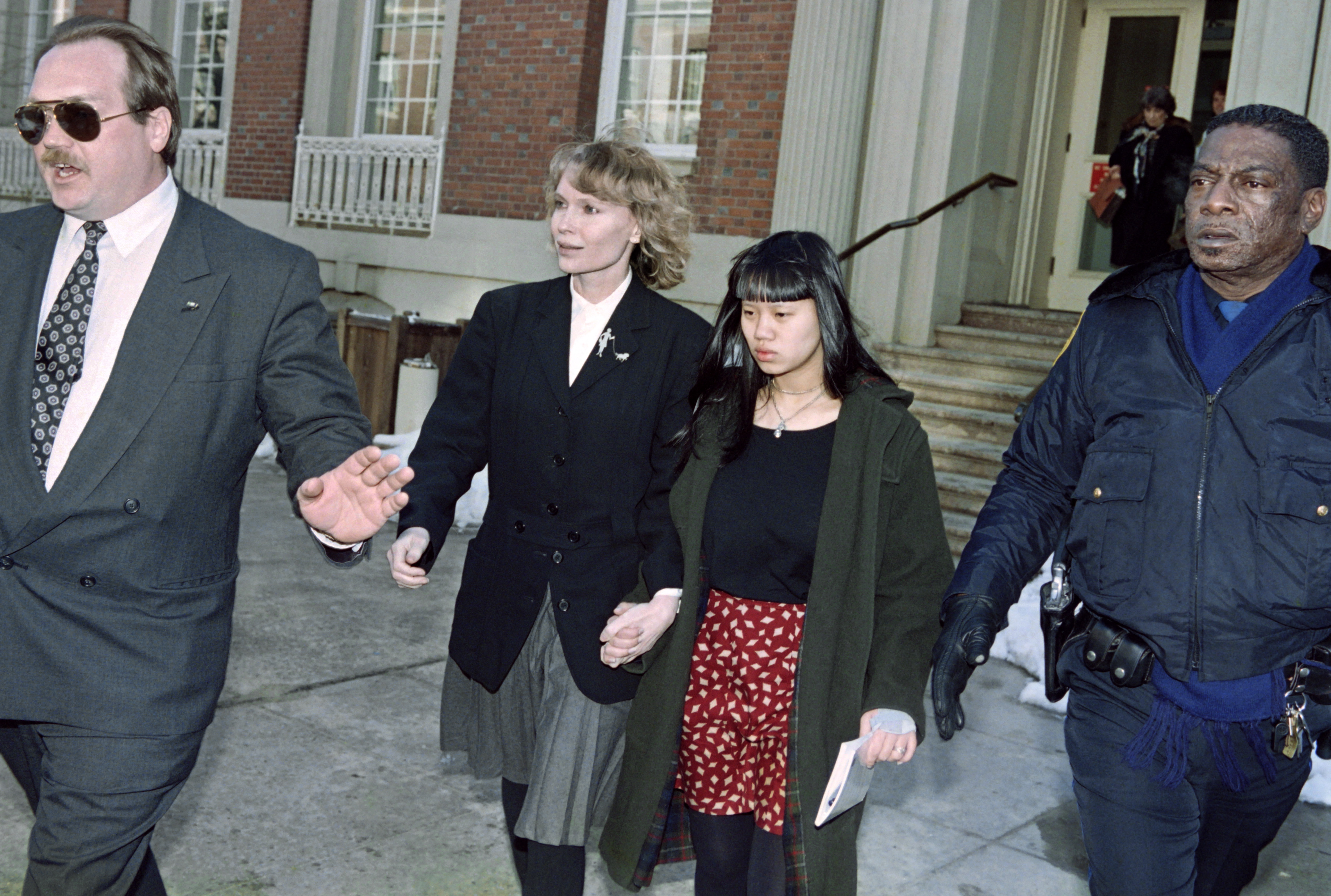 Mia Farrow, Lark y Woody Allen saliendo del hospital de Yale New Haven tras una reunión de 2 horas y media con psiquiatras, el 18 de marzo de 1993. | Fuente: Getty Images