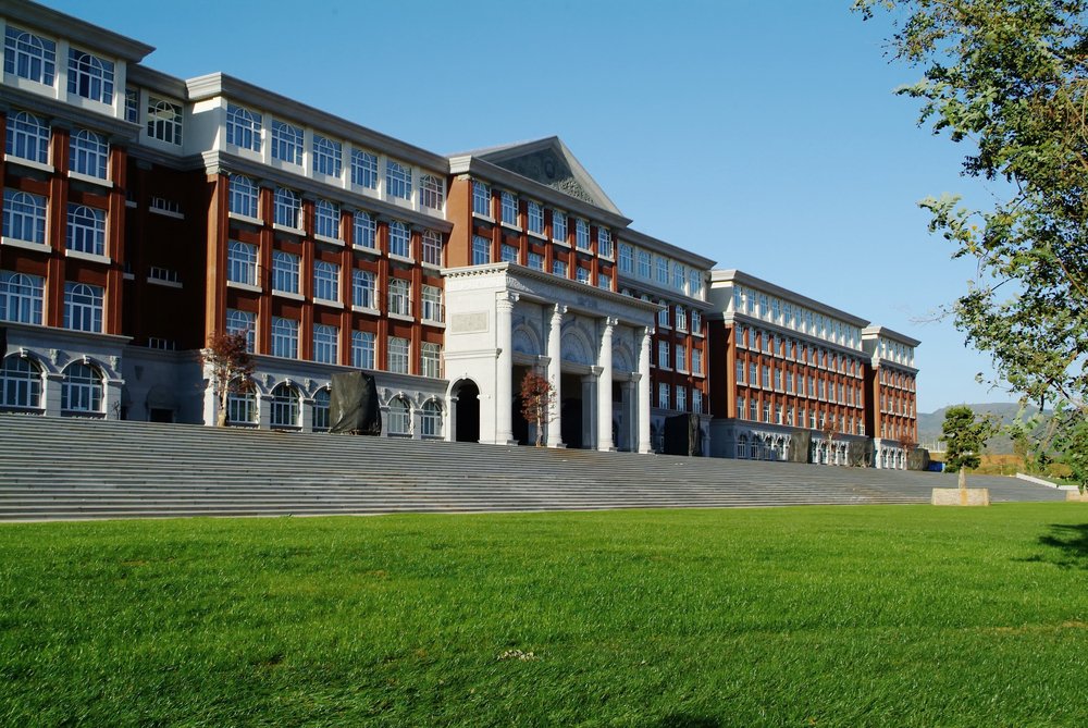 Fotogafía de la fachada de una universidad. I Foto: Shutterstock