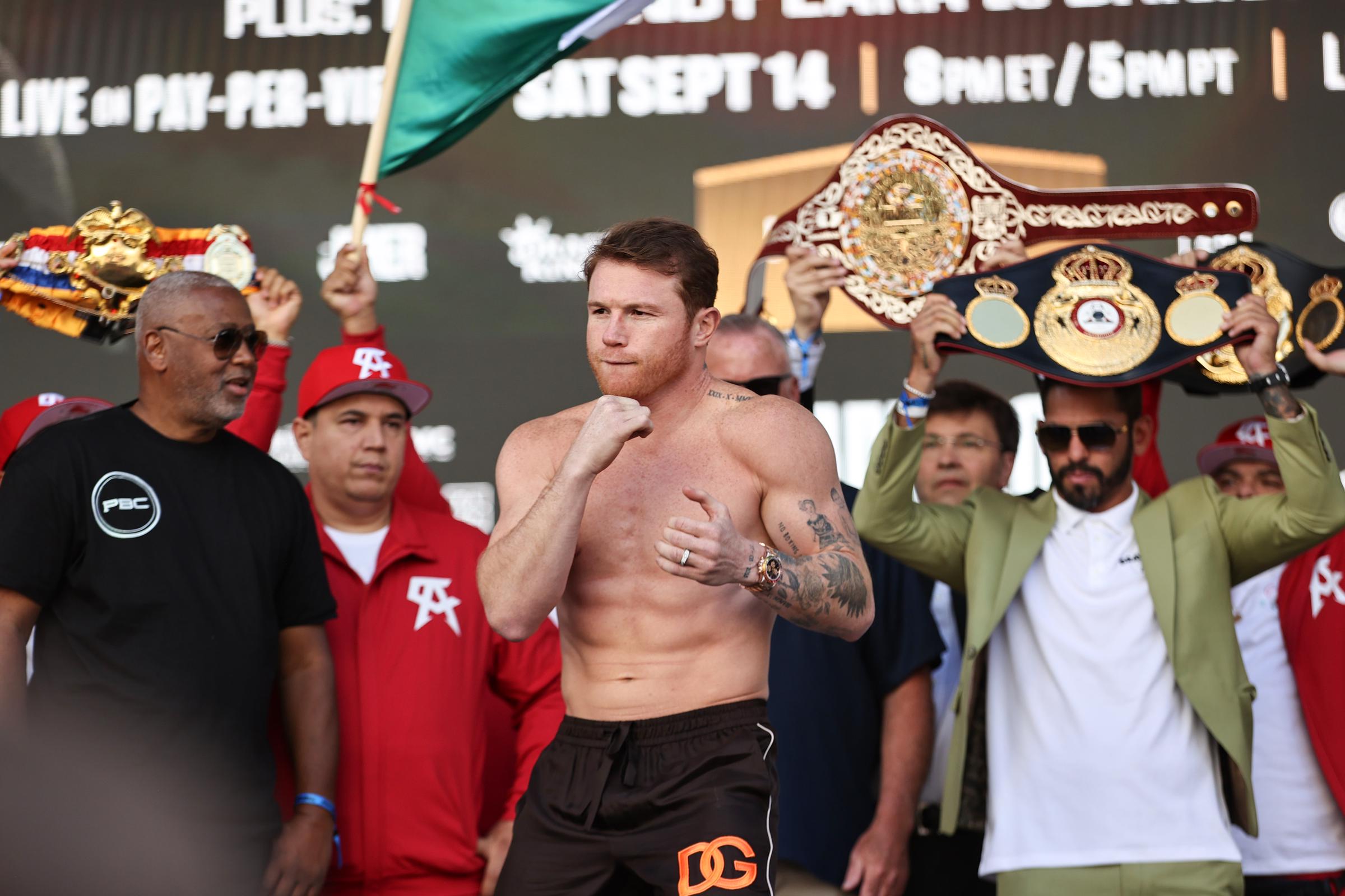 El boxeador Saúl Canelo Álvarez posa para una fotografía durante el pesaje oficial en el T-Mobile Arena el 13 de septiembre de 2024 en Las Vegas, Nevada. | Fuente: Getty Images.
