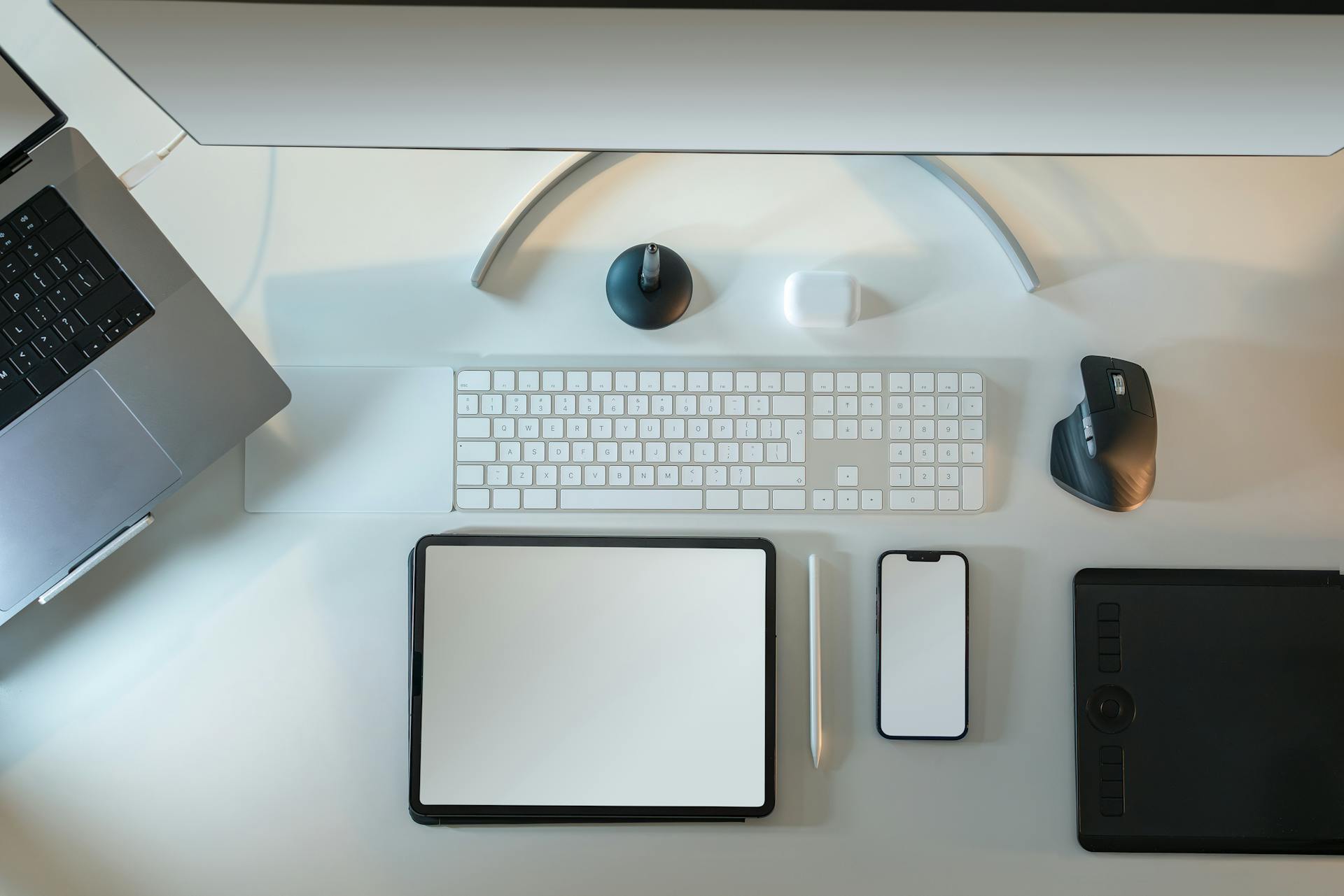 Dispositivos electrónicos inalámbricos sobre un escritorio | Fuente: Pexels