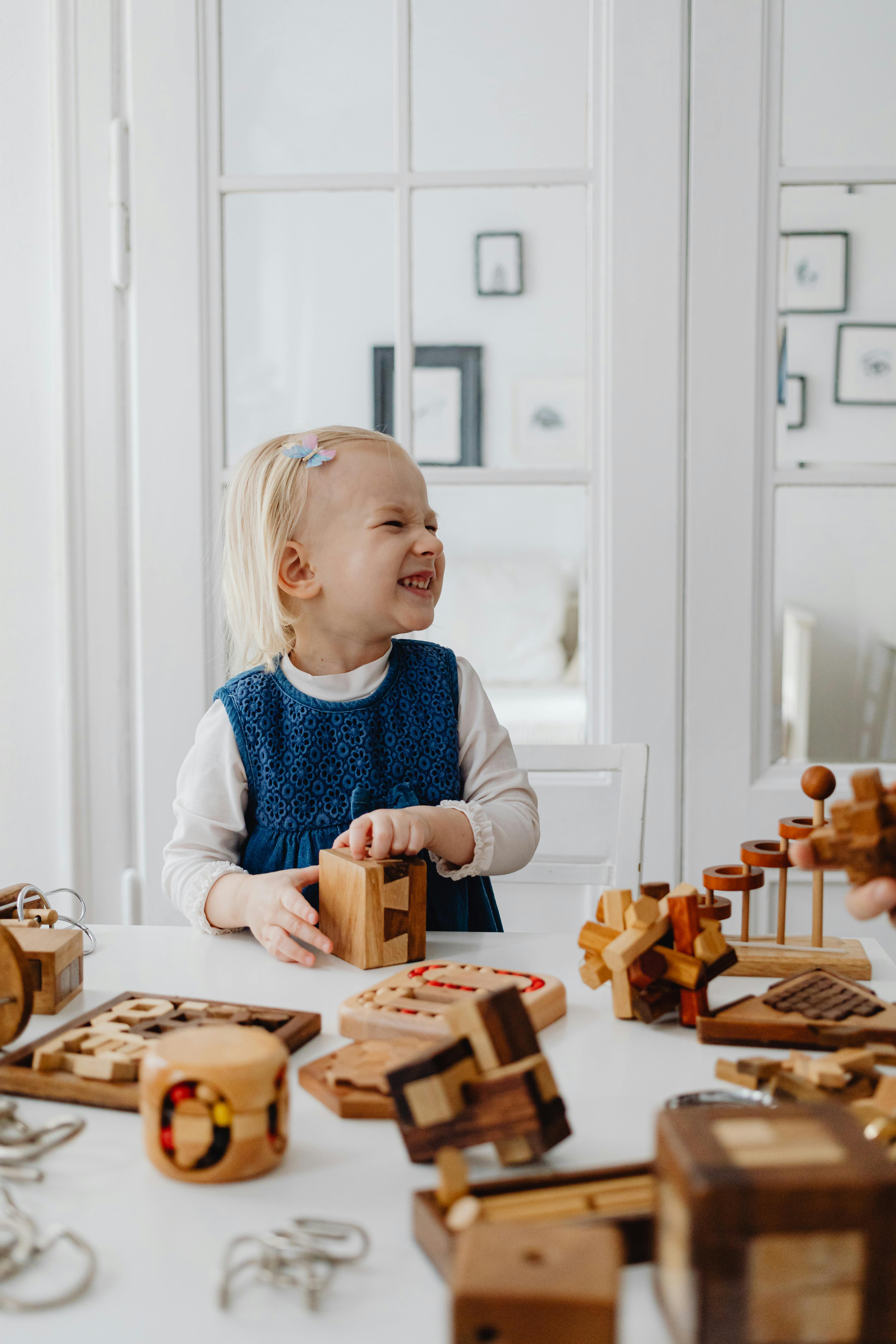 Una niña feliz ocupada jugando | Fuente: Pexels