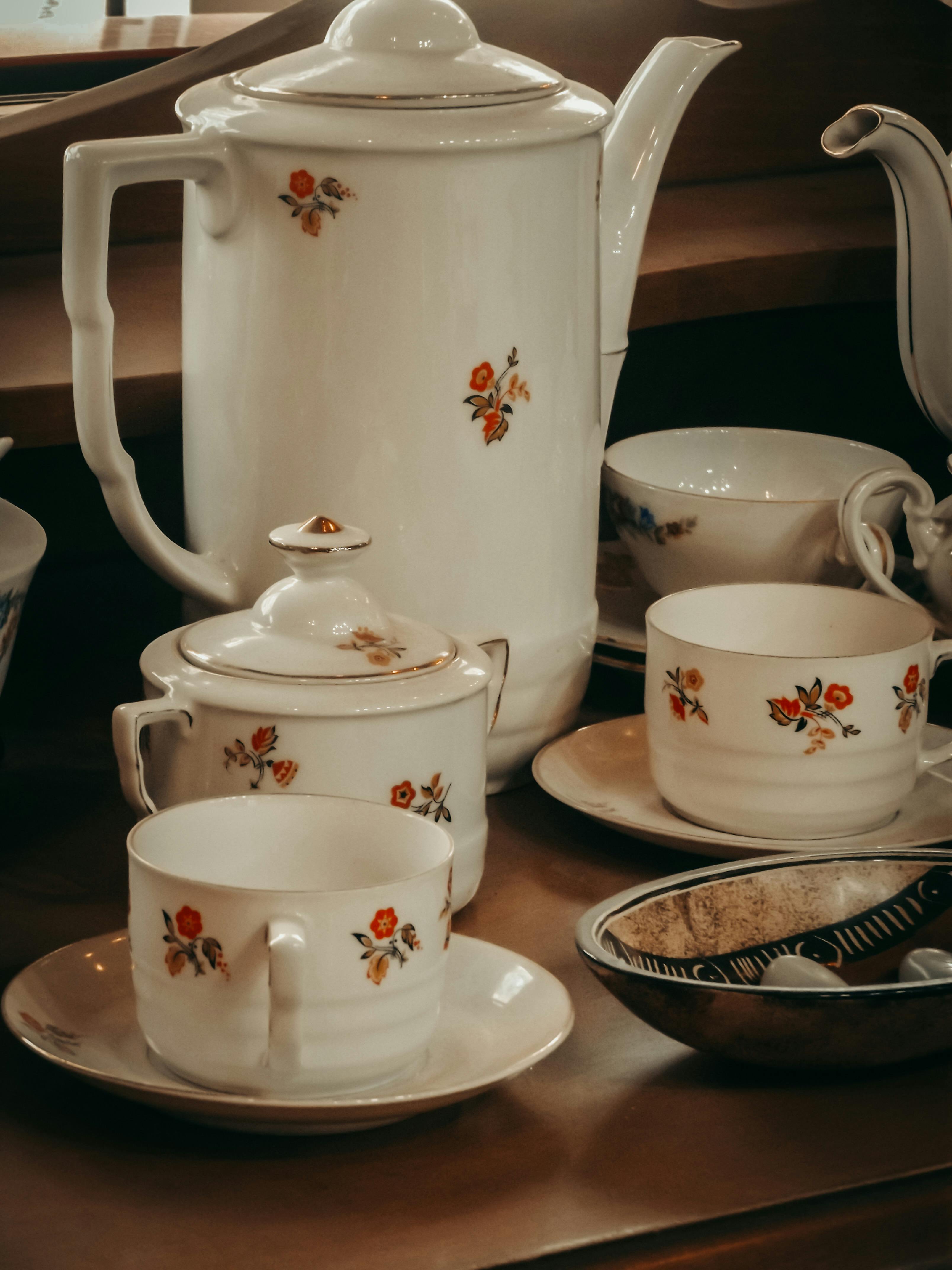 Un juego de té blanco con flores rojas | Fuente: Pexels