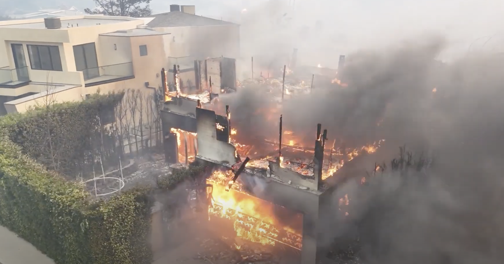 La casa de Los Ángeles de Leighton Meester y Adam Brody se incendió trágicamente, como se ve en un vídeo del 9 de enero de 2025 | Fuente: YouTube/@pagesix