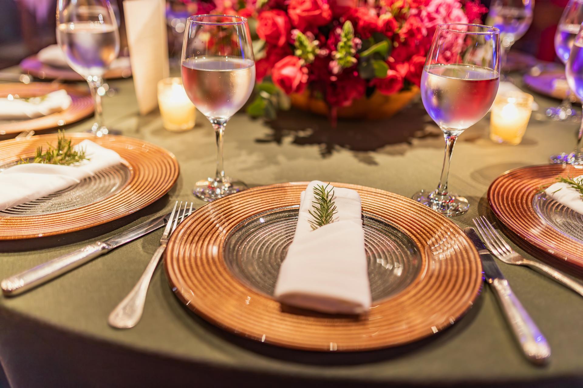 Platos sobre una mesa | Fuente: Pexels