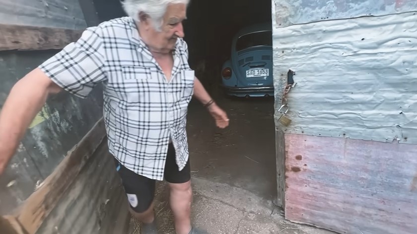 José Mujica entrevistado en 2023 en su chacra. De fondo, su antiguo Volkswagen. | YouTube/Joaco Santos